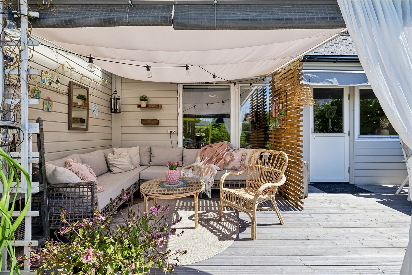 En av de mange uteplassene. Her er det bygget en ny platting med pergola i 2021. Galleribilde