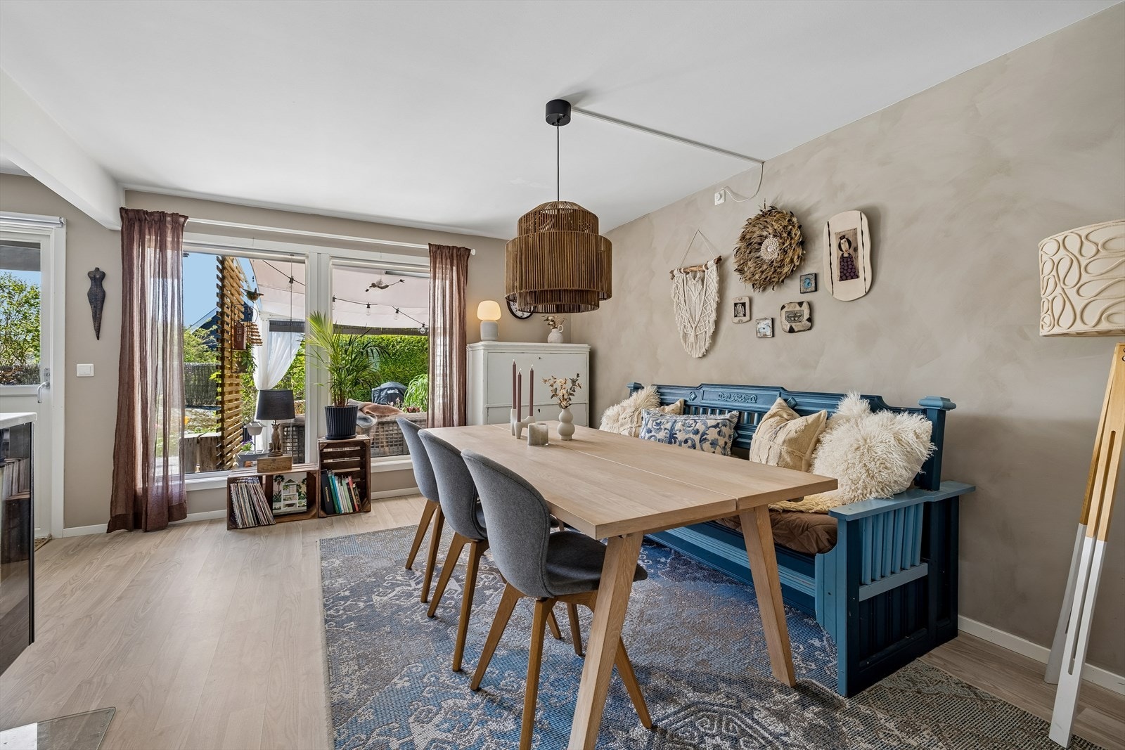 Spisestuen er en naturlig del av den åpne løsningen, med plass til hyggelige måltider og utsyn mot hagen. Galleribilde