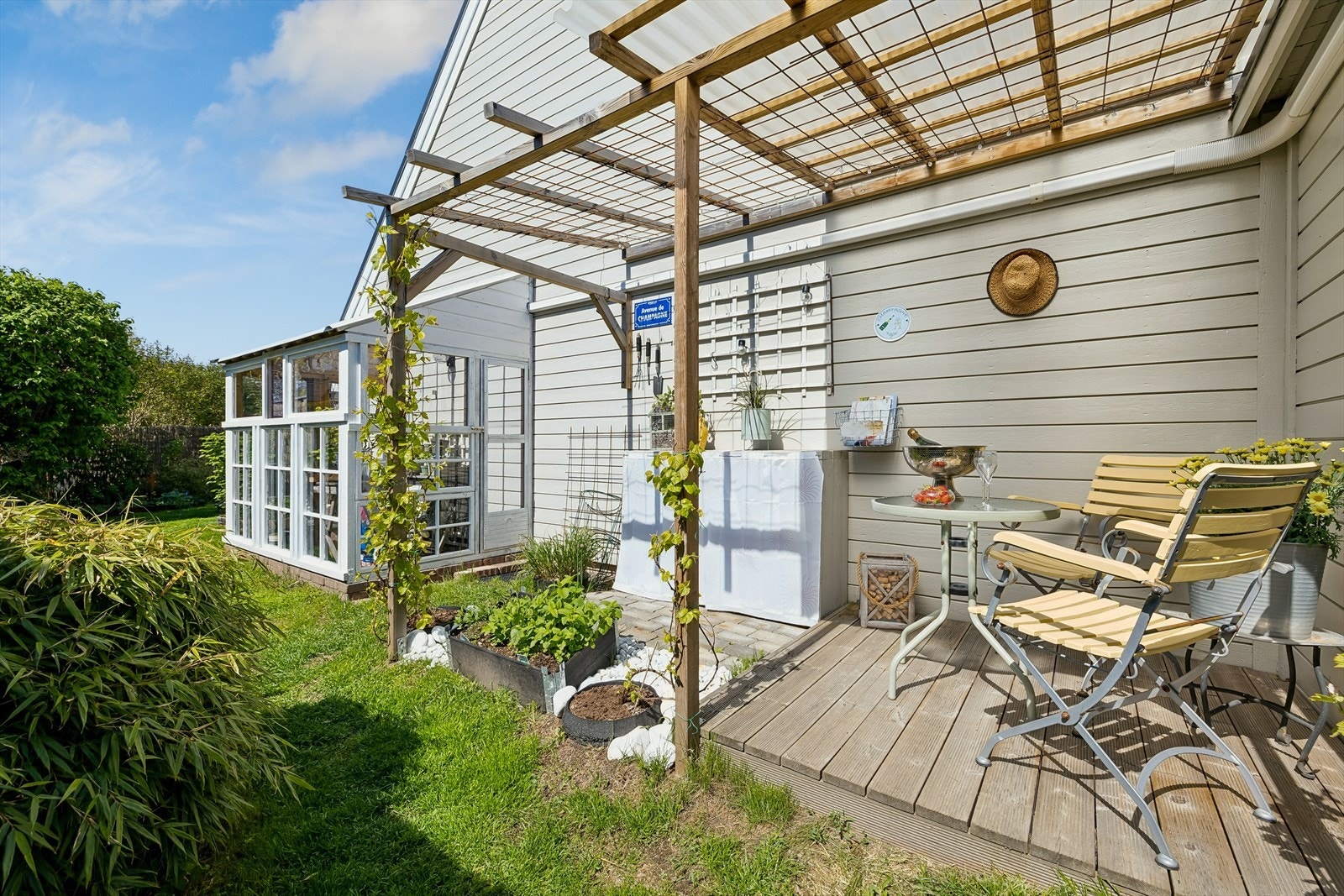 I hagen finnes også et drivhus og en liten platting med pergola, etablert i 2022/23. Galleribilde