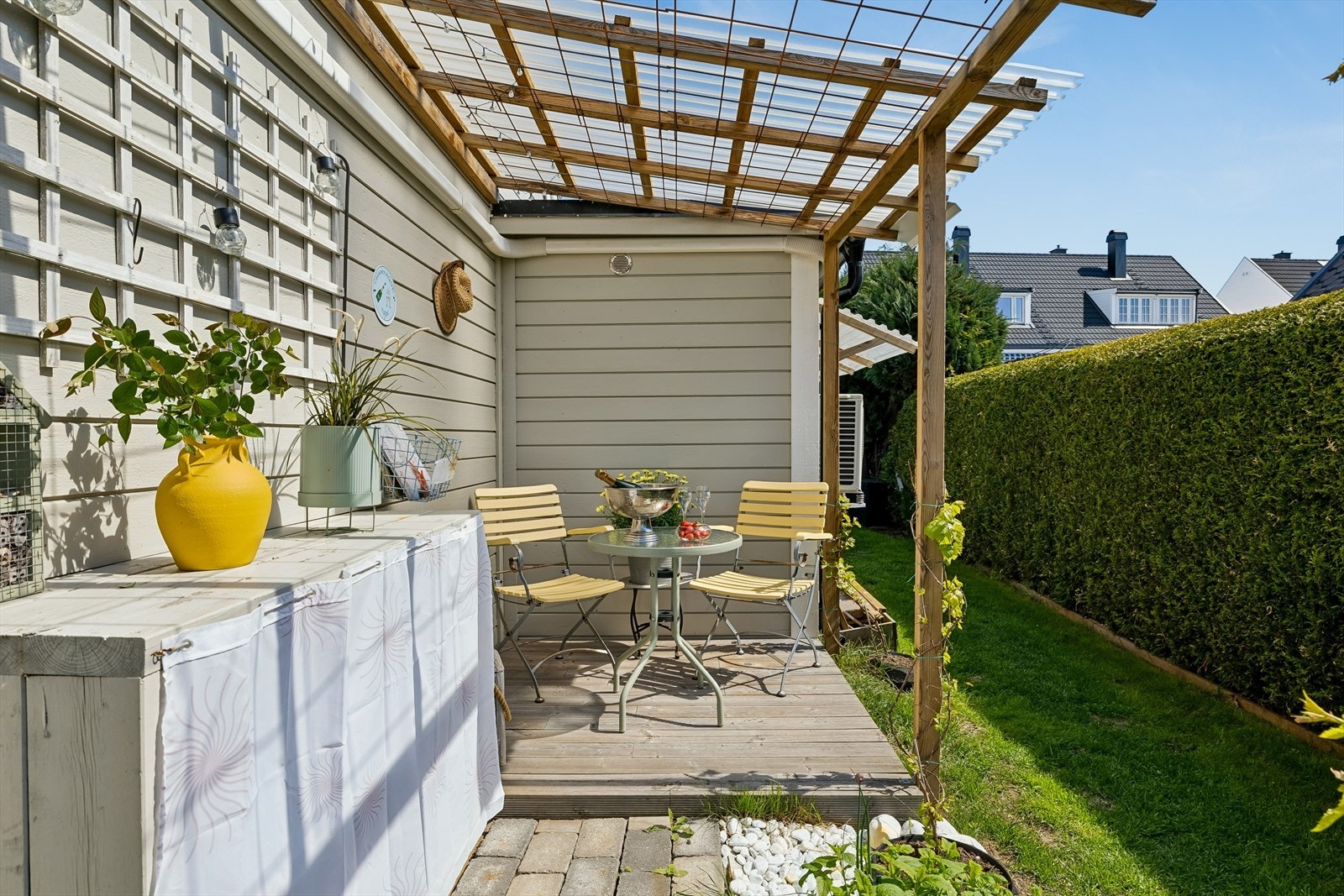 En lun og skjermet krok i hagen, perfekt for rolige ettermiddager. Galleribilde
