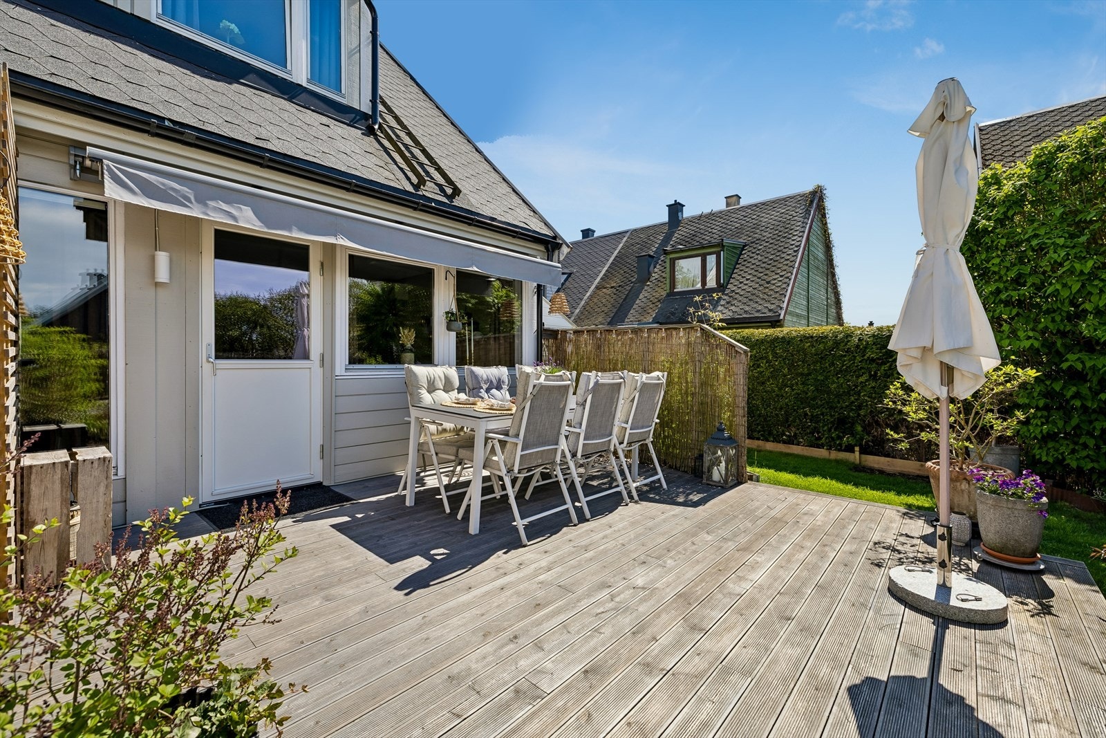 Den romslige terrassen utenfor stuen har god plass til både spisebord og grill. Galleribilde