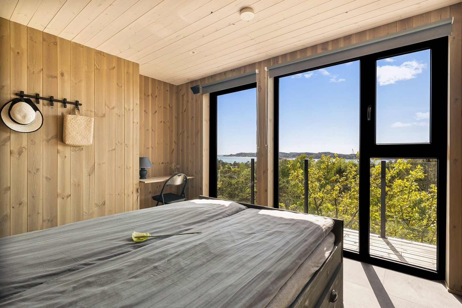 Fra soverommet kan du våkne til utsikten over skog og sjø. Galleribilde