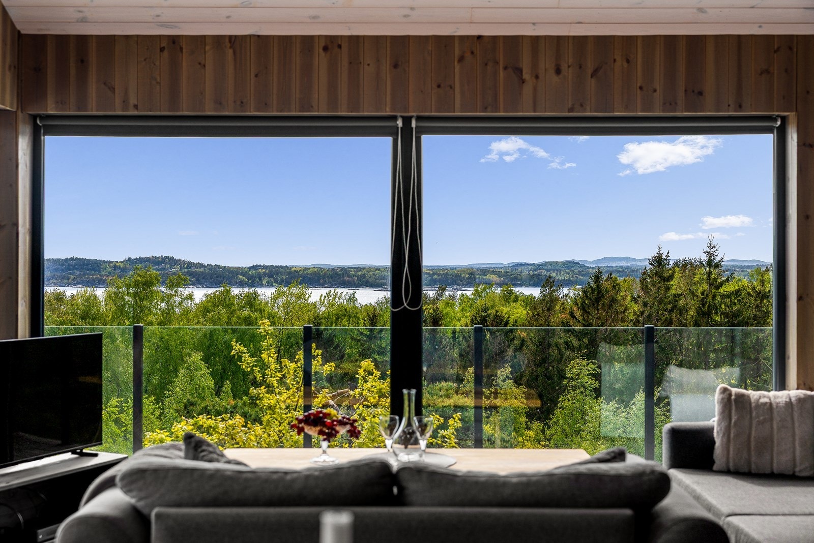 Fra stuen er det vidstrakt utsikt over landskapet og sjøen. Galleribilde