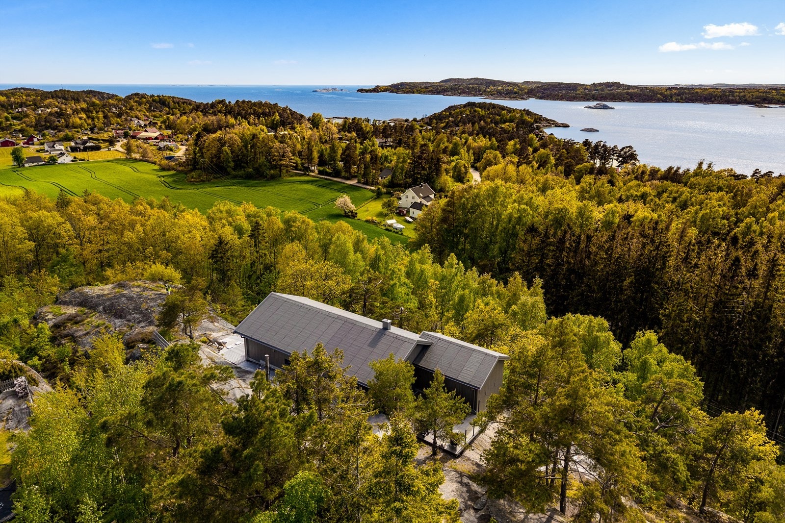 Eiendommen ligger høyt og fritt på Vesterøya, med vidstrakt utsikt over fjorden. Galleribilde