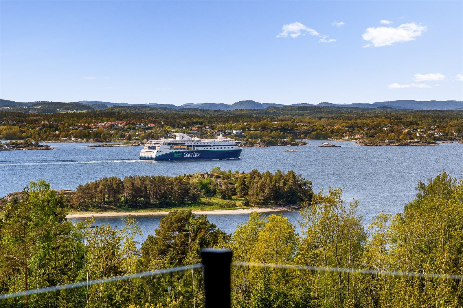 Fra terrassen kan man se Color Line på vei til og fra Sverige. Galleribilde