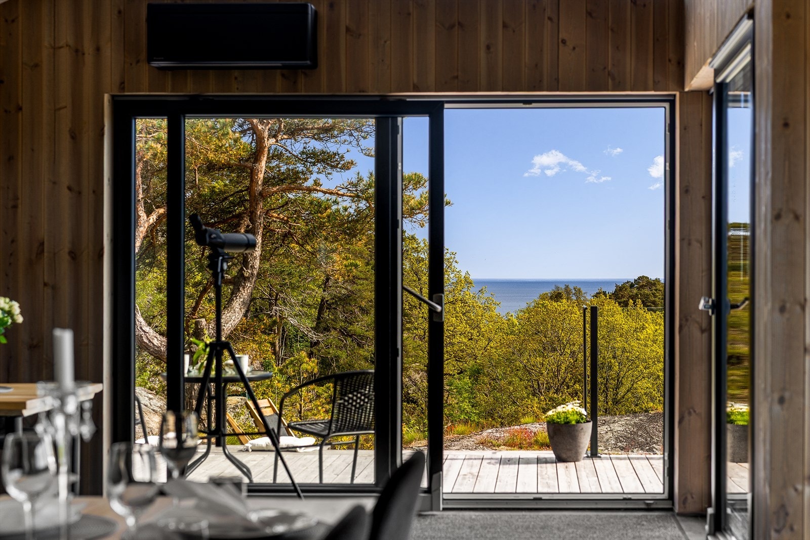 Rekkverk i glass og aluminium sikrer utsikten fra uteplassen. Galleribilde