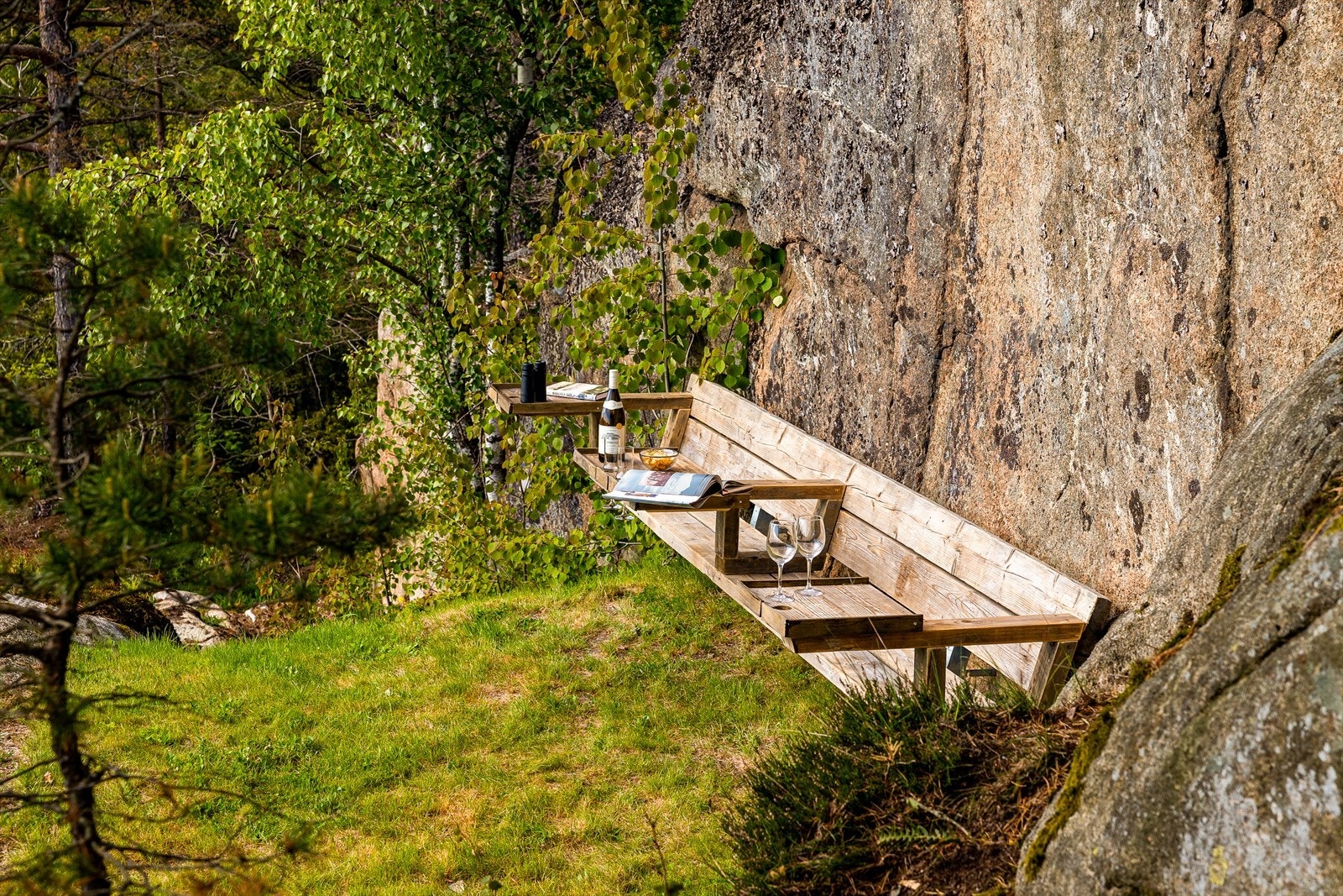 Flere hyggelige sitteplasser er etablert på naturtomten. Galleribilde