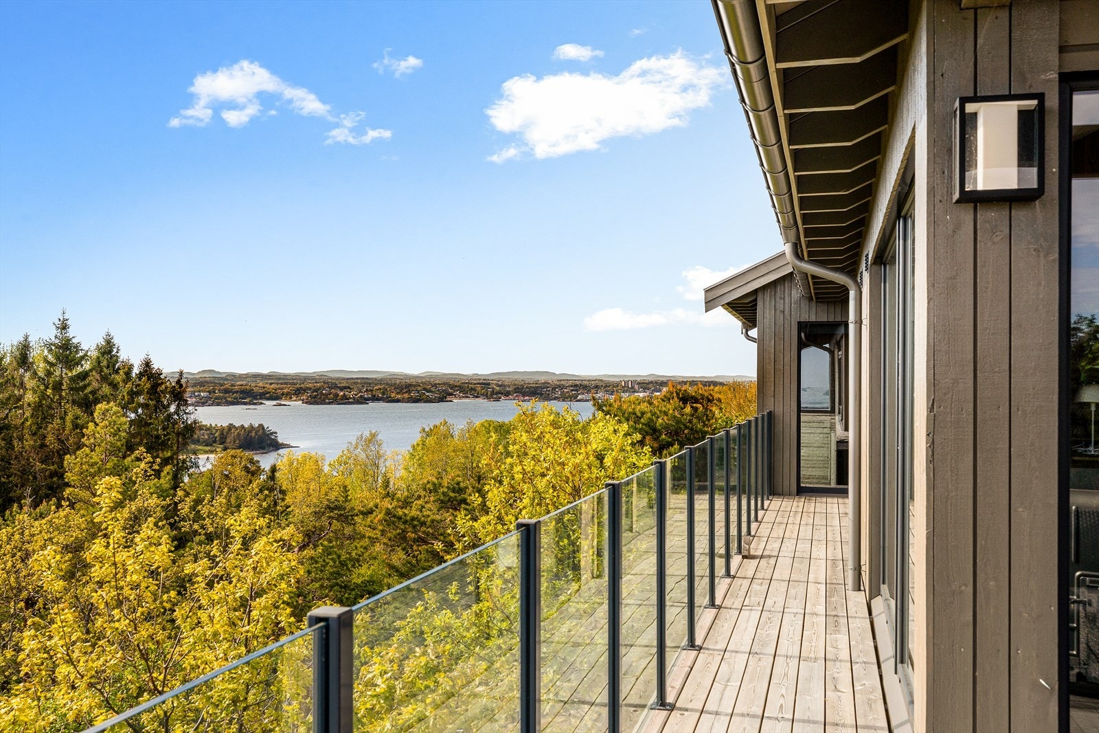 Den sør- og vestvendte balkongen gir rikelig med plass for utemøbler og sosiale soner. Galleribilde