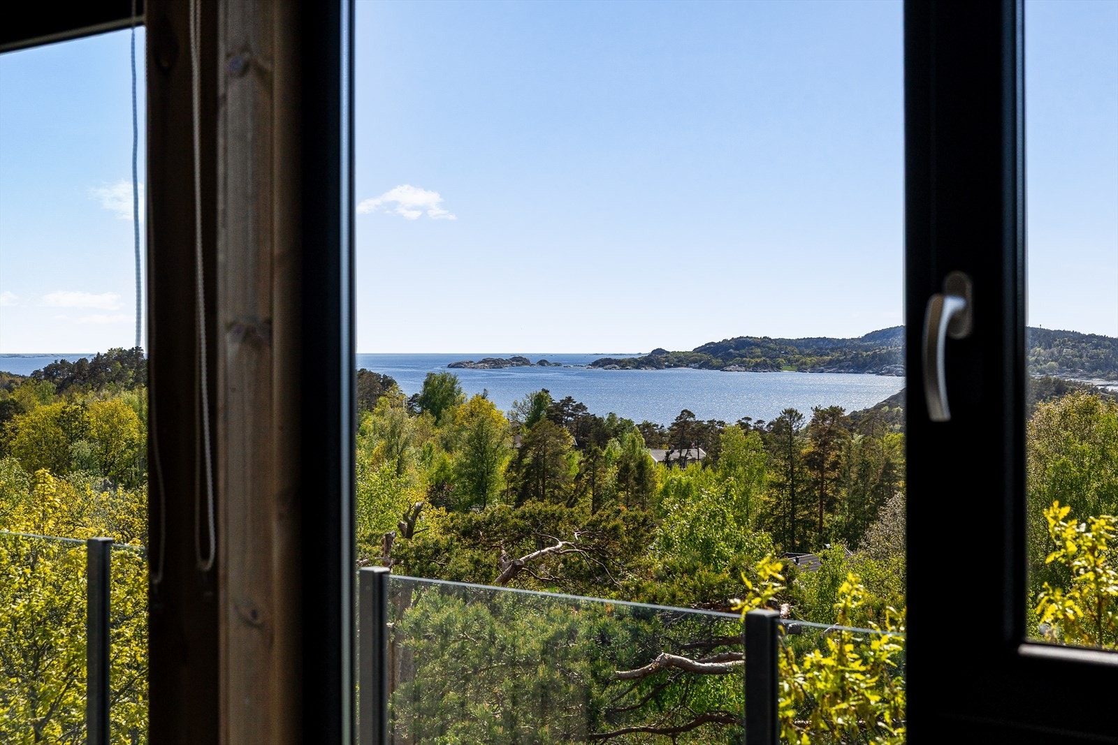 Utsikten mot sjøen er en integrert del av interiøret. Galleribilde