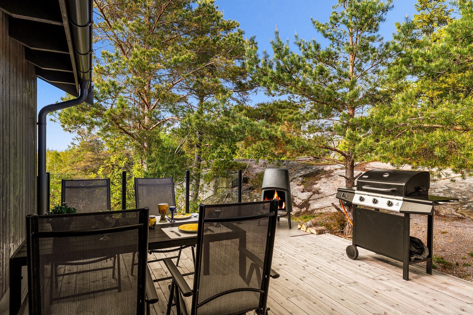 En lun og usjenert uteplass med plass til grill og sittegruppe. Galleribilde