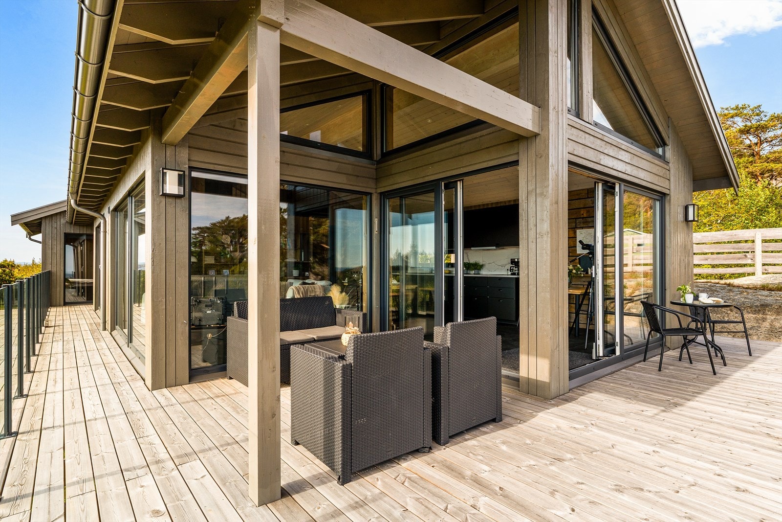 Den store, sør- og vestvendte terrassen på ca. 44 m² har direkte utgang fra stuen. Galleribilde