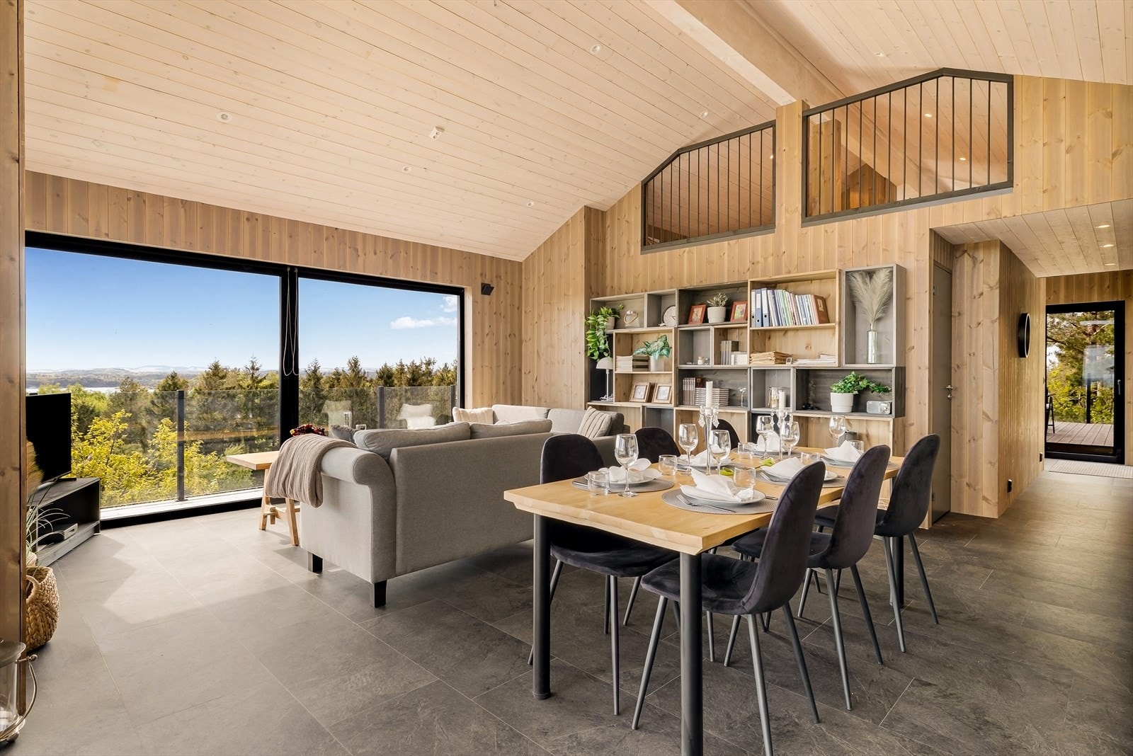 God plass til både sofagruppe og spisebord for hyggelige sammenkomster. Galleribilde