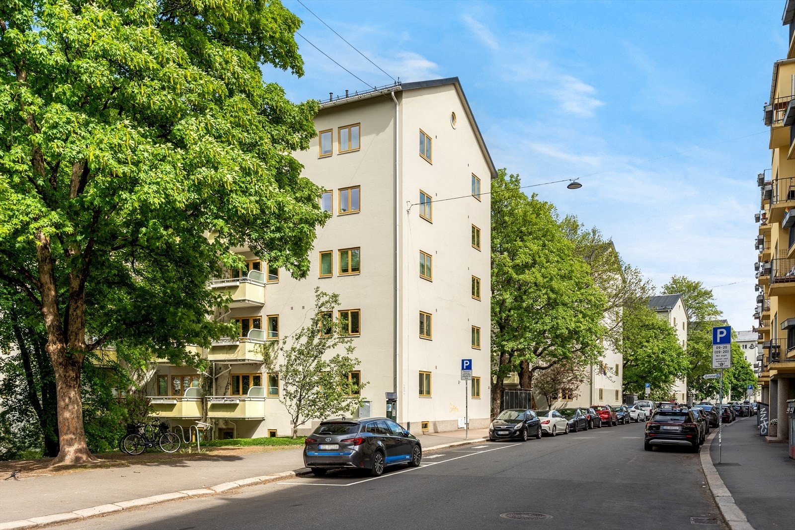 Det er matbutikk rett utenfor døren (Søndagsåpen Joker). Ellers er det kort gangavstand til både Alexander Kiellands plass og Rignes Park med et godt utvalg av butikker, spisesteder, treningssenter, kino og servicetilbud. Galleribilde