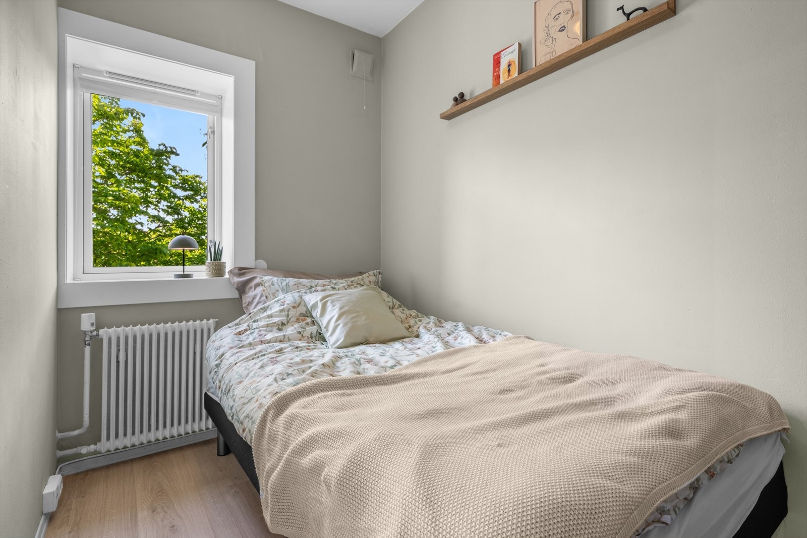 Hyggelig soverom som vender ut mot rolige Ilaparken. Galleribilde