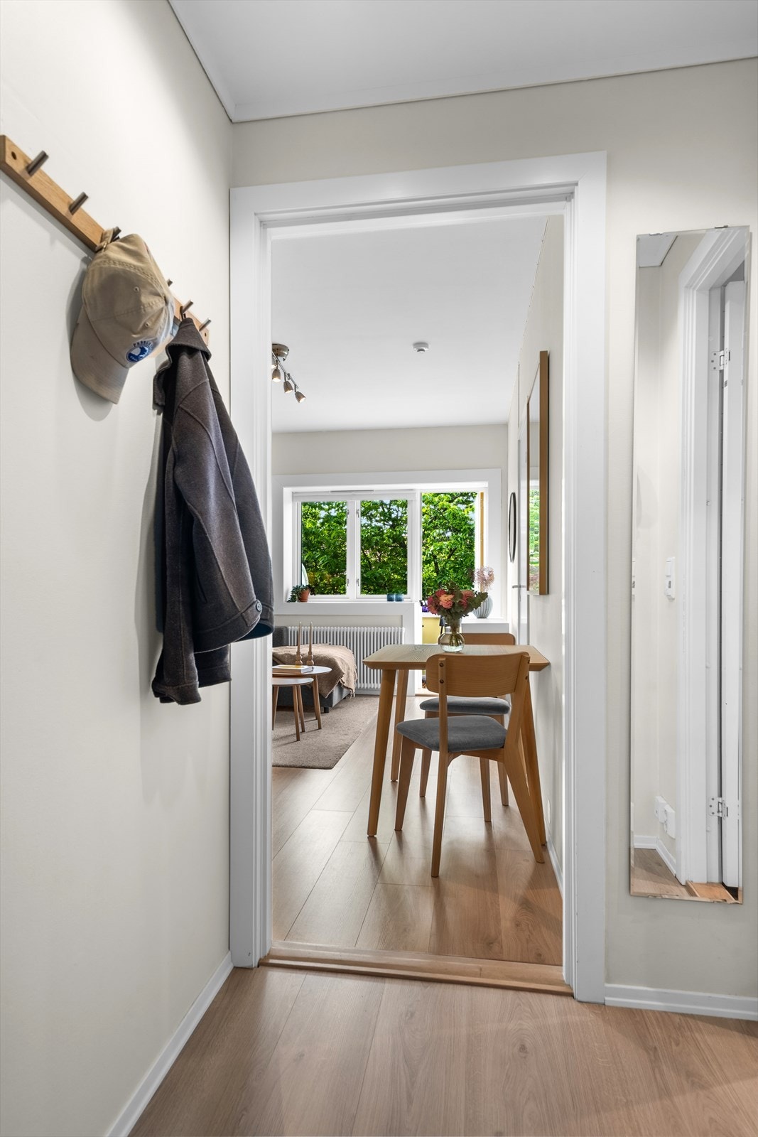 Innbydende entré med oppheng for yttertøy. Galleribilde
