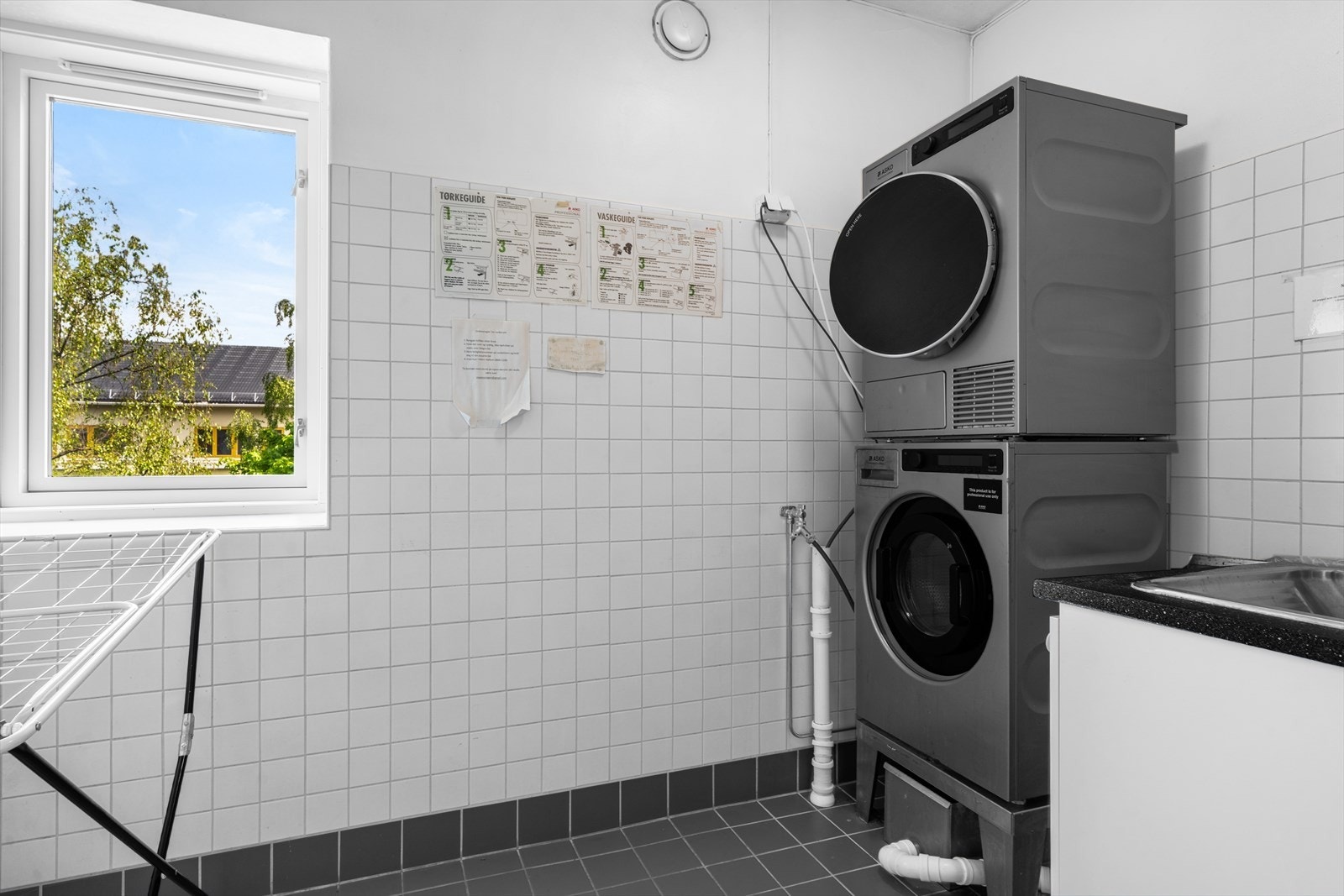 Det er gratis fellesvaskeri i samme etasje. Hver etasje har eget fellesvaskeri, og mange av leilighetene har egne vaskemaskiner i leiligheten sin, og benytter seg således ikke av vaskeriet. Galleribilde