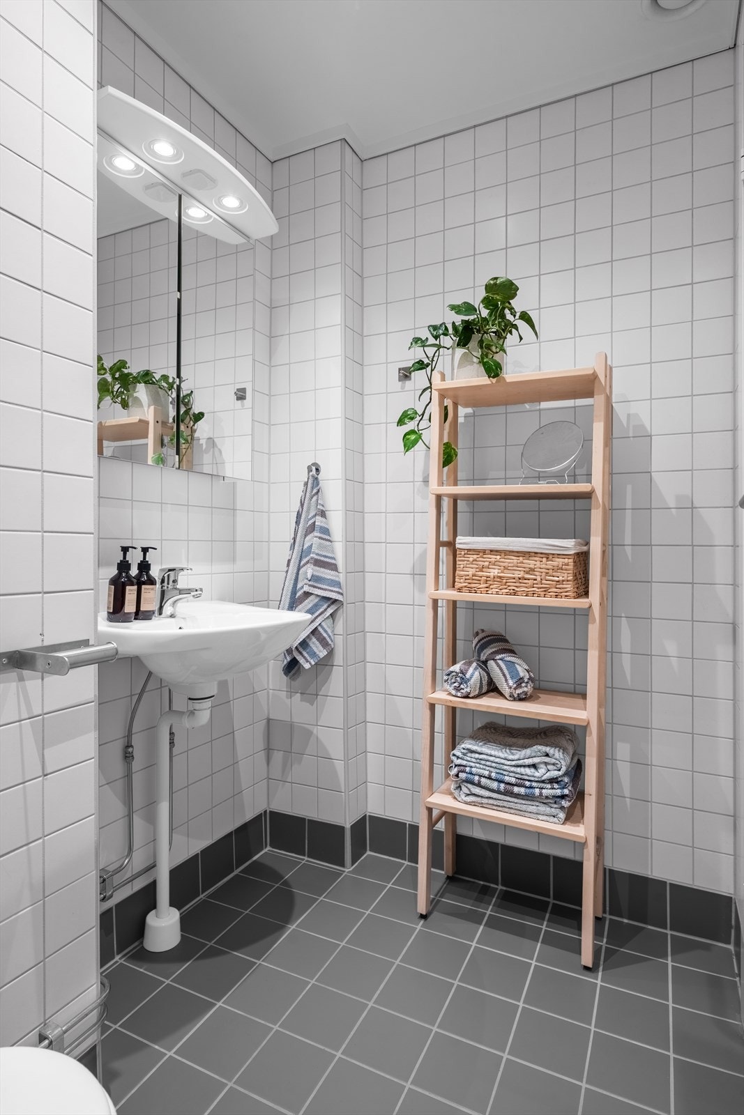 Det er gulvvarme på badet. Speilskap med belysning gir gode muligheter for oppbevaring. Galleribilde