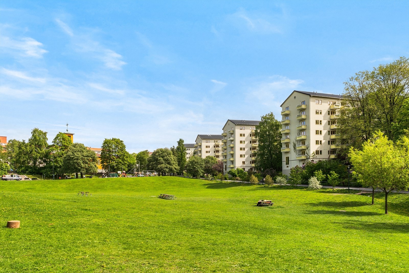 Dette er en perfekt beliggenhet for deg som liker en urban livsstil, og som vil ha kort vei til byens mange fasiliteter, men samtidig bo tilbaketrukket med grøntområder i nærheten. Galleribilde