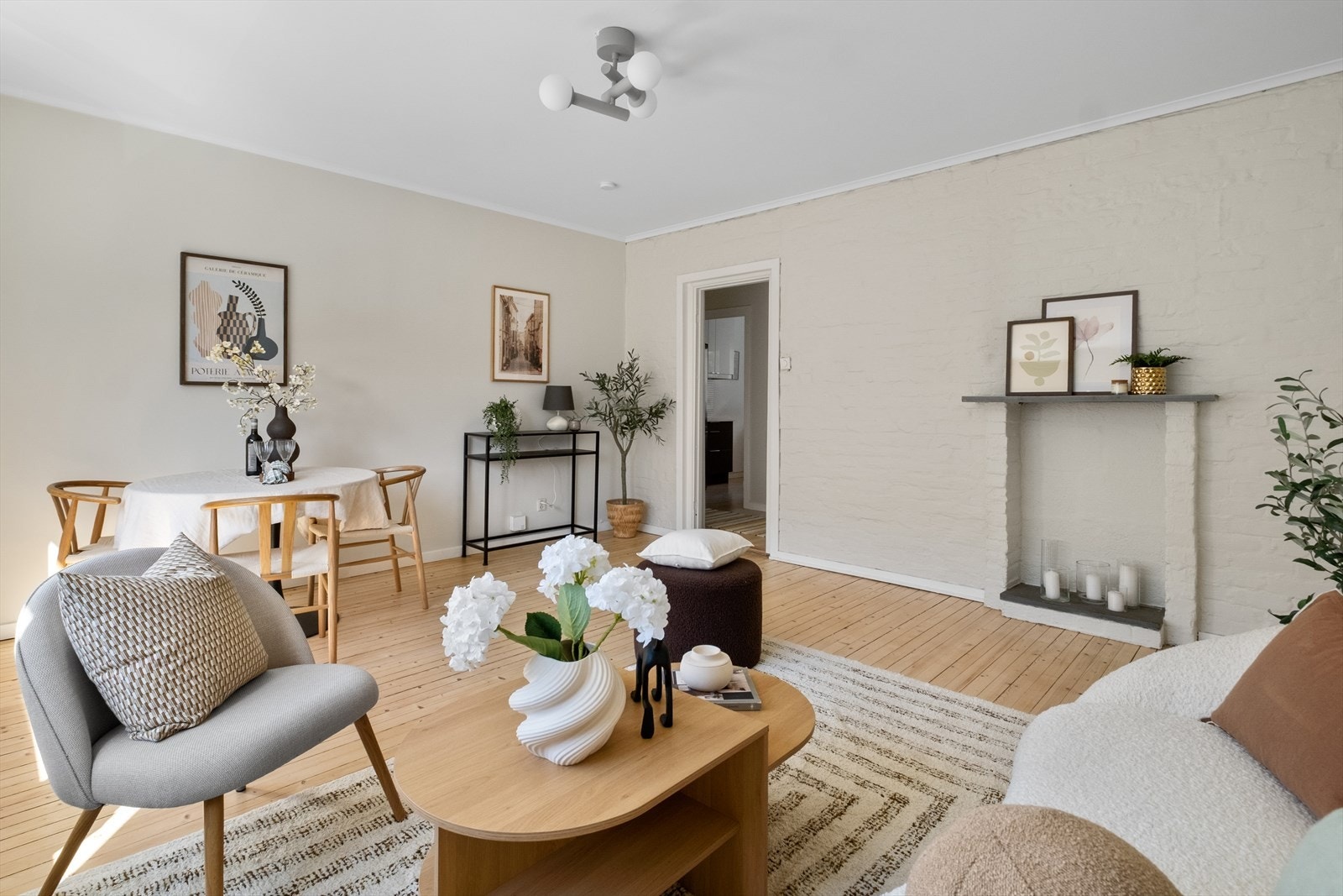 Her er det god plass til både sofagruppe med tv-løsning og spisebord. Galleribilde