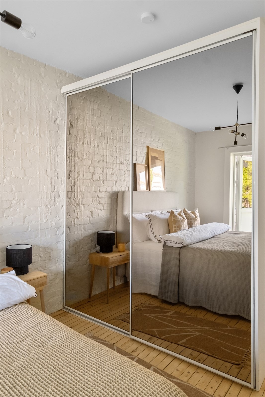 Praktisk skyvedørsgarderobe gir gode oppbevaringsmuligheter. Galleribilde