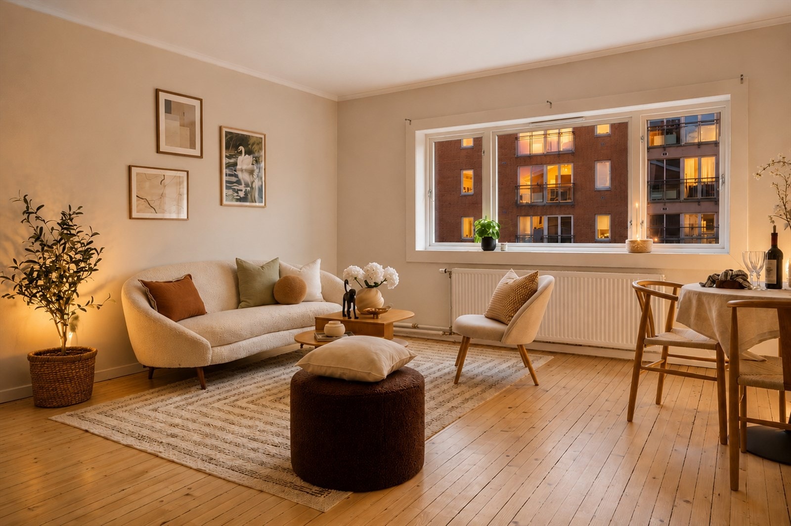 Leiligheten har romslig planløsning med entré, stor stue, separat kjøkken, soverom og bad med opplegg til vaskemaskin. Kveldsstemning KI generert. Galleribilde