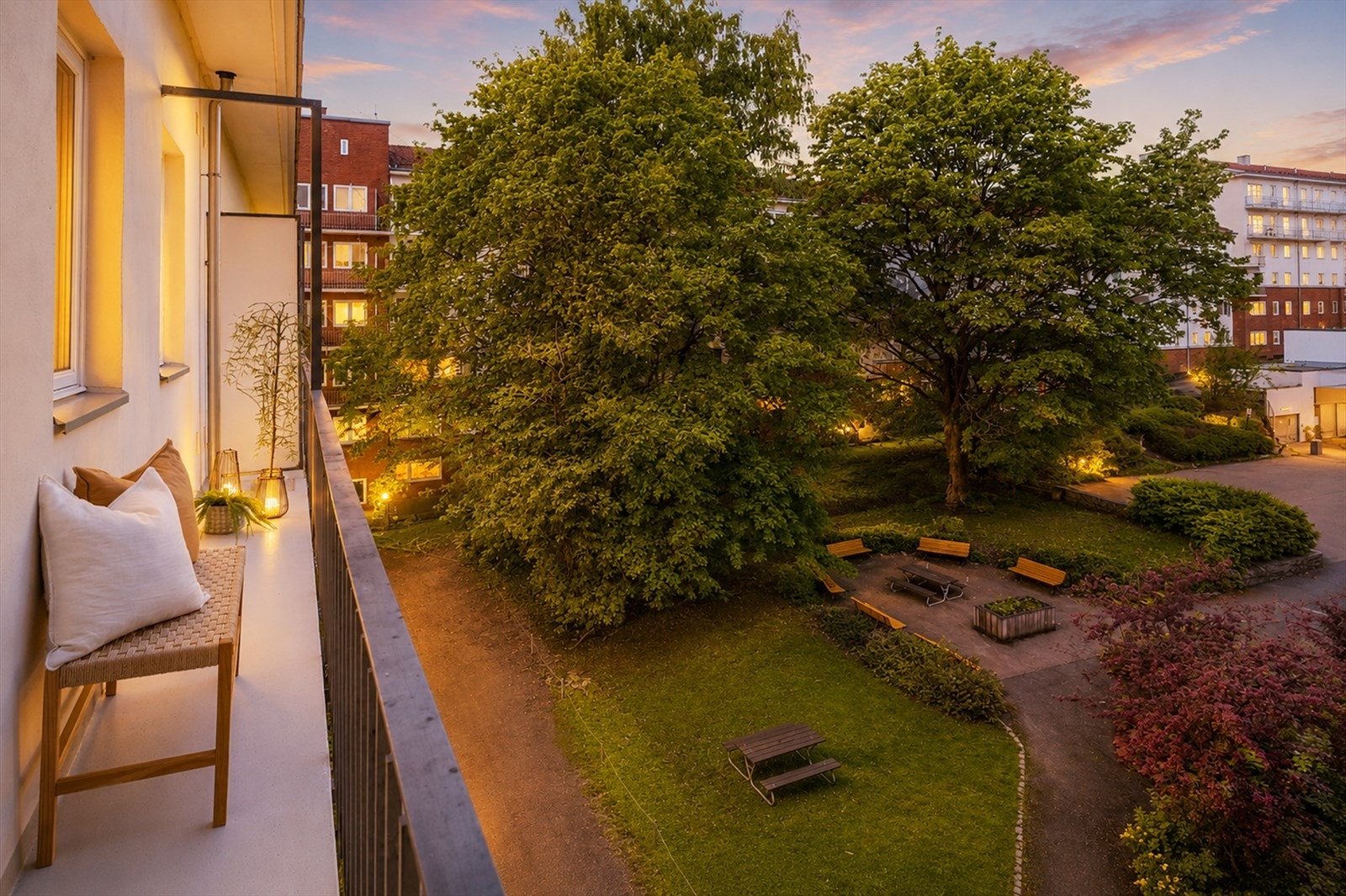 Det er plass til et hyggelig kafésett og beplantning på balkongen. Kveldsstemning KI generert. Galleribilde
