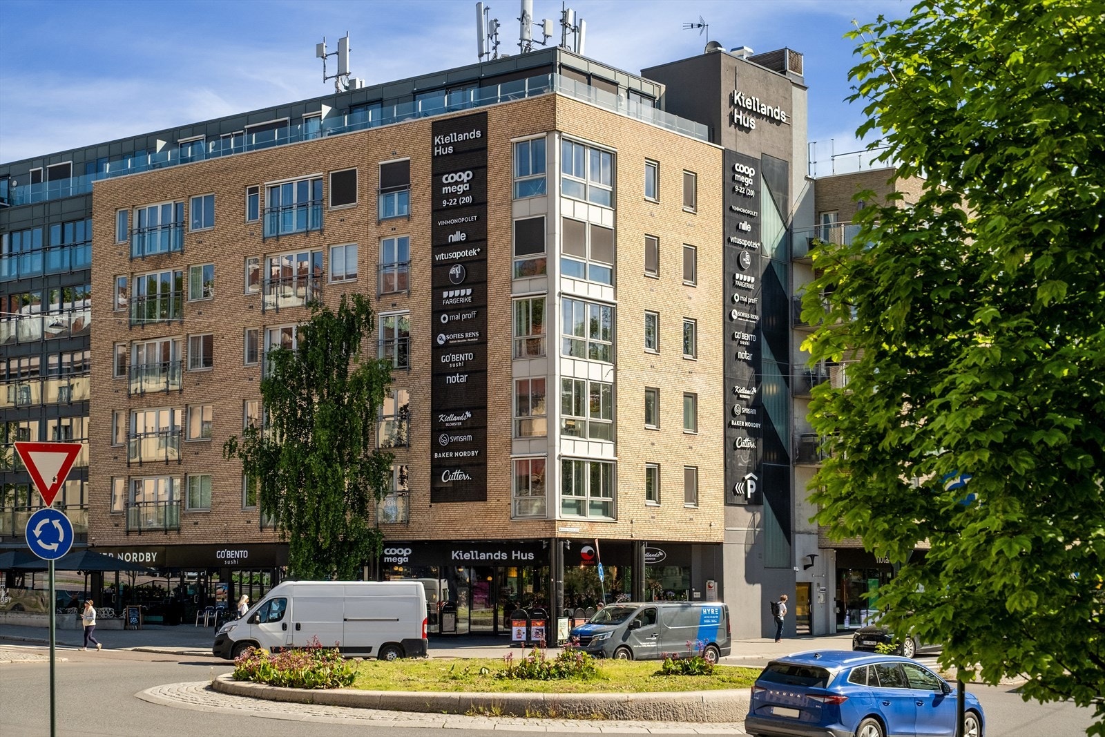 Leiligheten ligger like ved Kiellands Hus med en stor Coop Mega, Vinmonopolet, apotek, Nille, Cutters frisør, skredder, blomsterbutikk, populære Go´Bento, Fargerike, Ark bokhandel, Synsam m.m. Her har du alt du trenger til hverdagen. Galleribilde