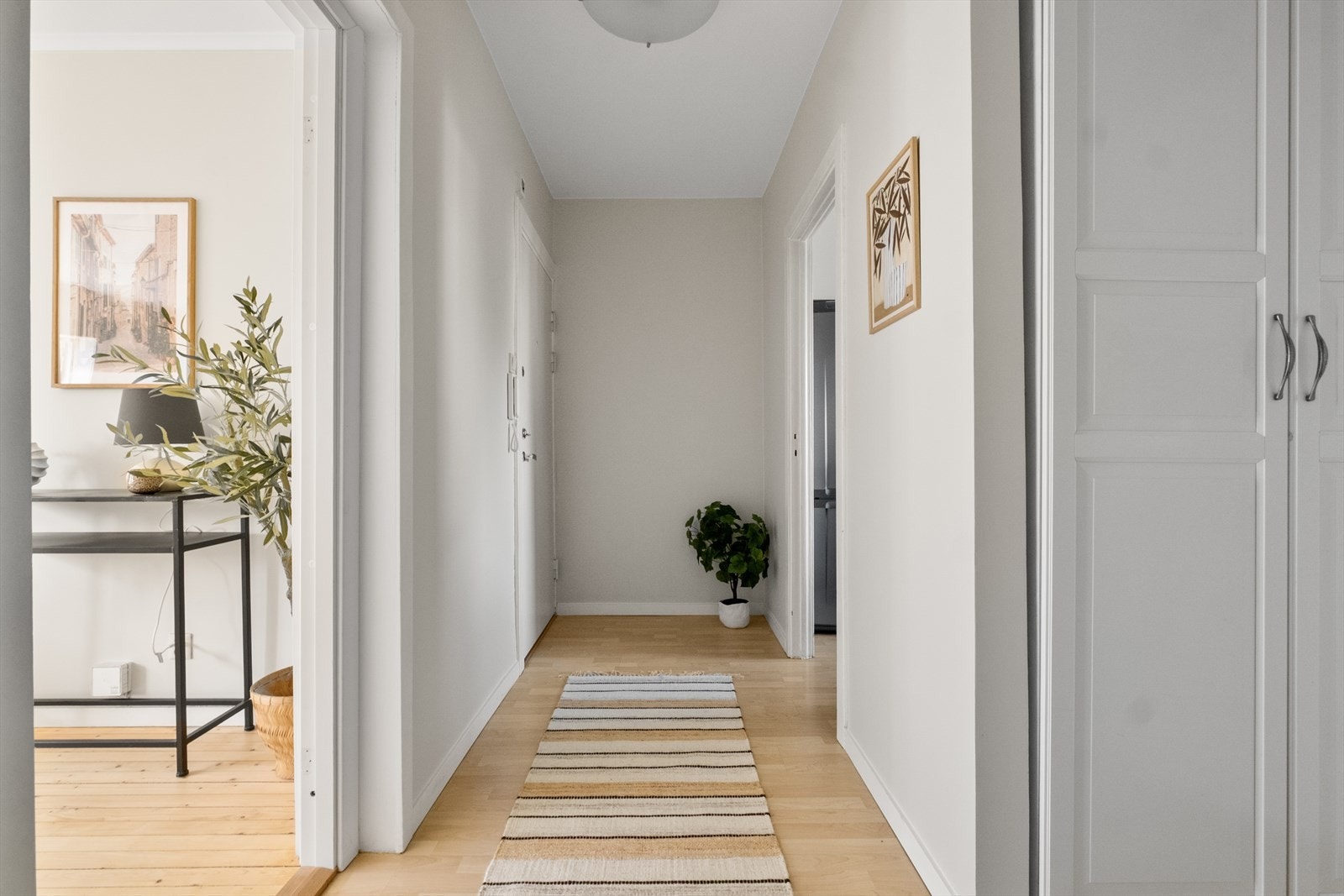 Innbydende entré med mulighet for oppheng av jakker og oppbevaring av sko. Galleribilde