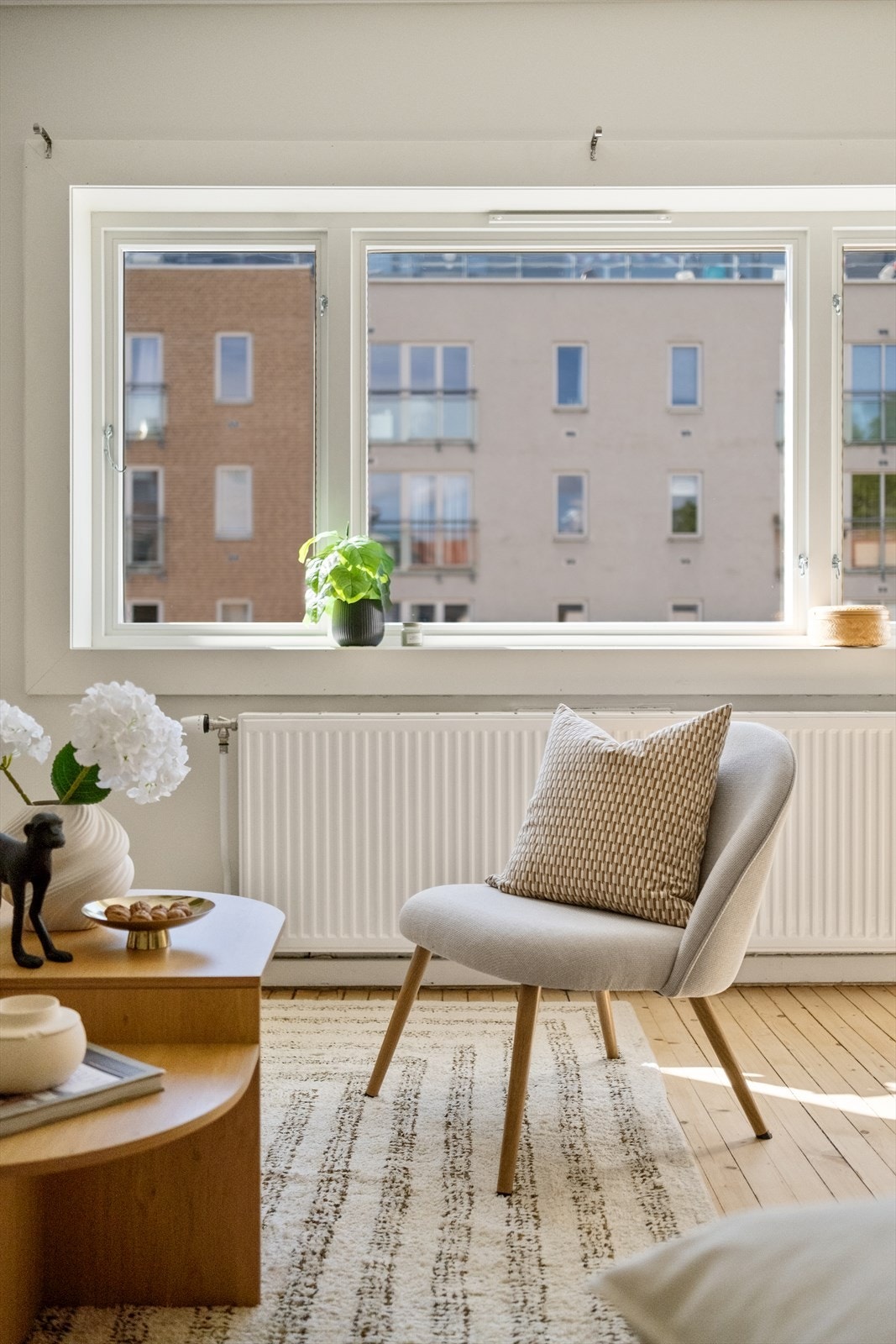 De store vindusflatene slipper inn rikelig med naturlig lys og bidrar til en luftig romfølelse. Galleribilde
