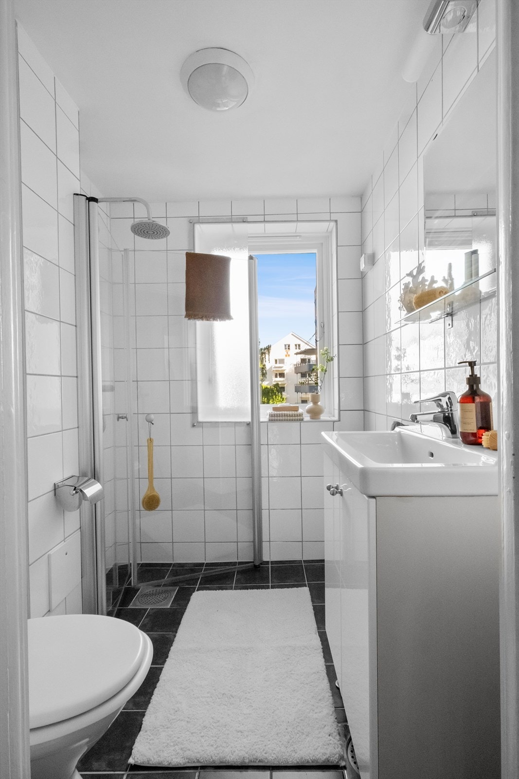Lys flislagt bad fra 2006 renovert i regi av borettslaget. Badet er innredet med nedfelt servant, toalett, speil, dusjsone og belysning. Galleribilde