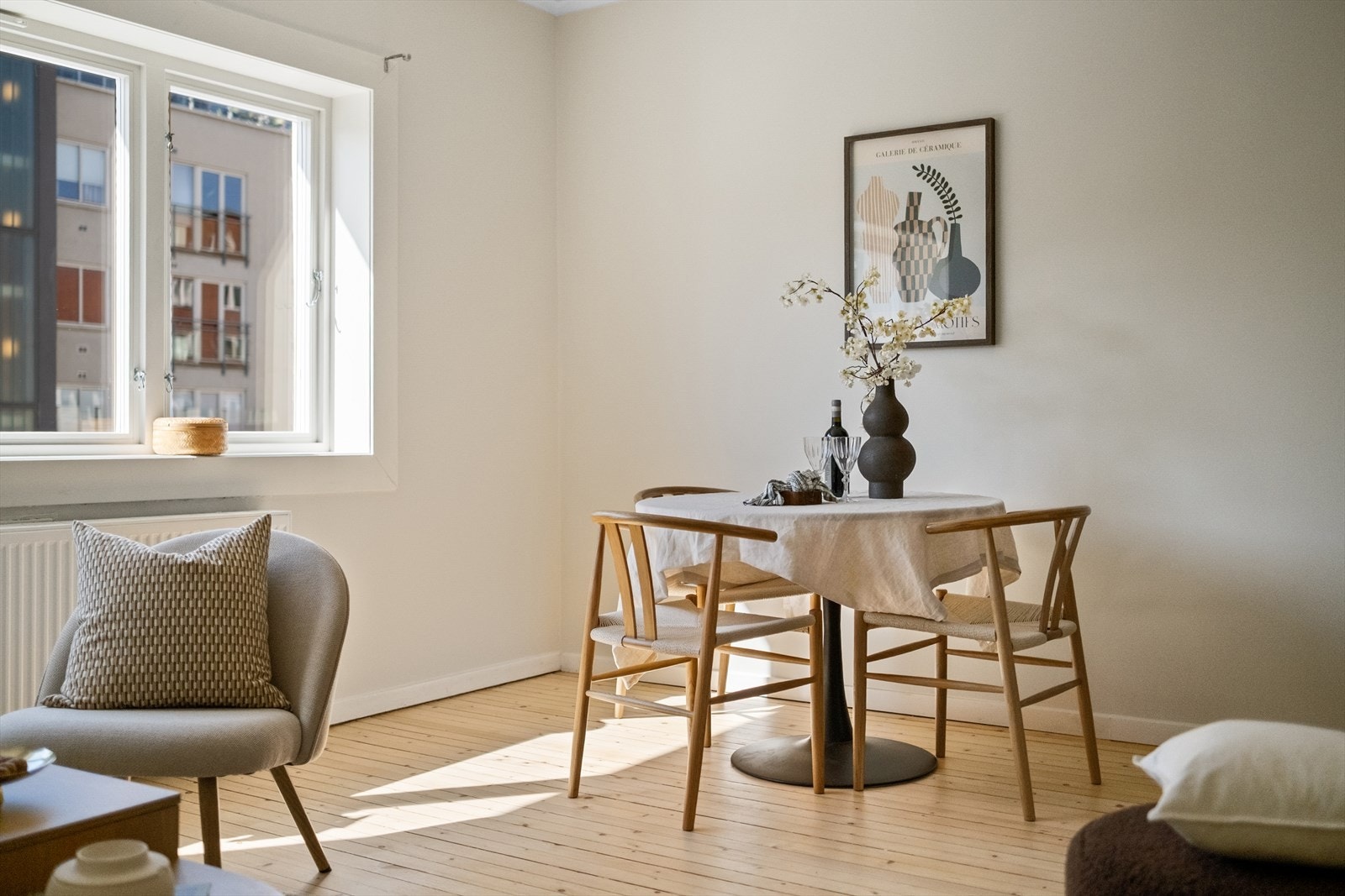Det er god plass til spisebord i stuen. Galleribilde