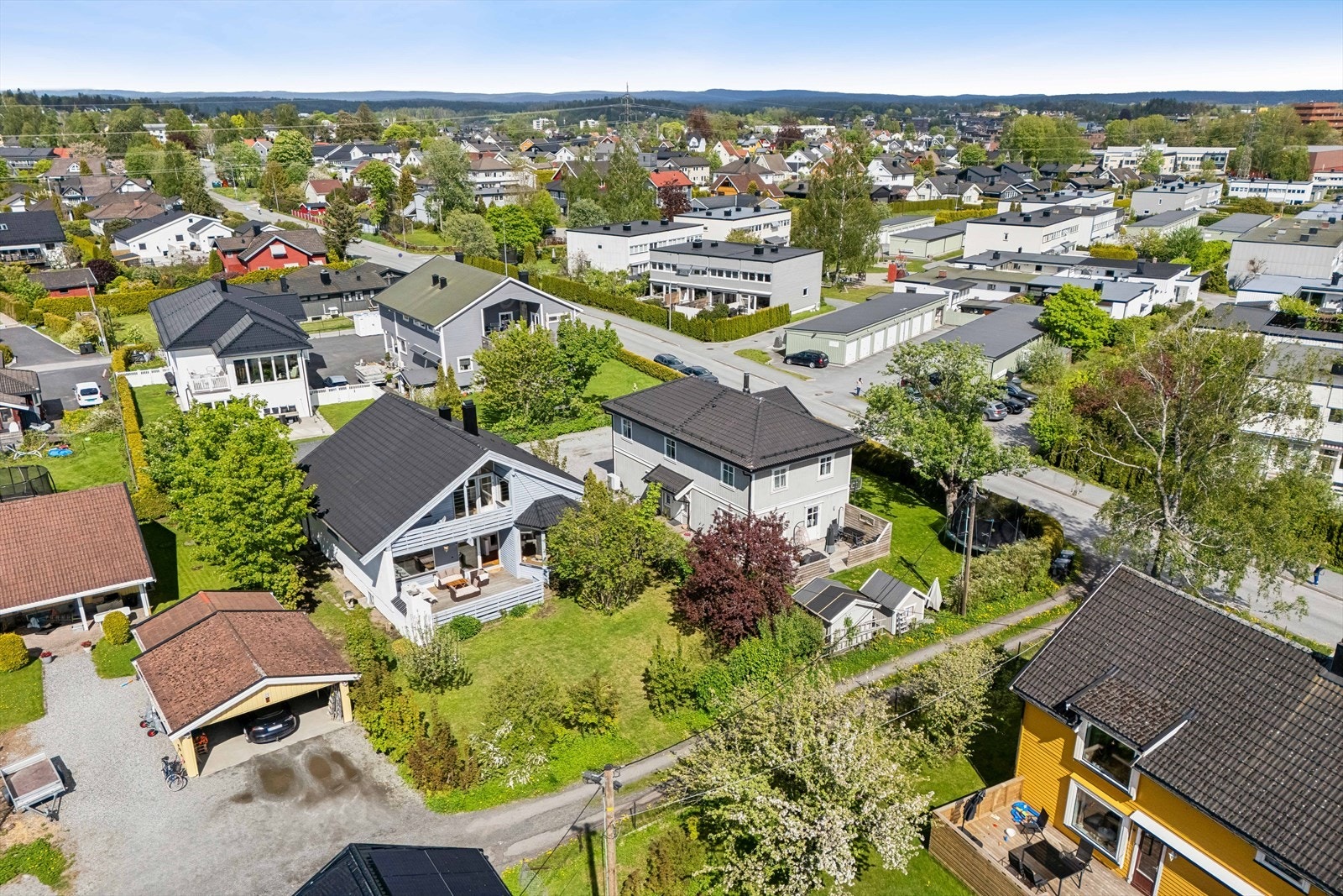 Beliggenheten er rolig og familievennlig på populære Finstad, med kort vei til skoler, barnehager, dagligvarebutikker og flotte turområder. Ski sentrum og Storsenter er i nærheten, og med toget tar du deg til Oslo S på ca. 11 minutter. Galleribilde