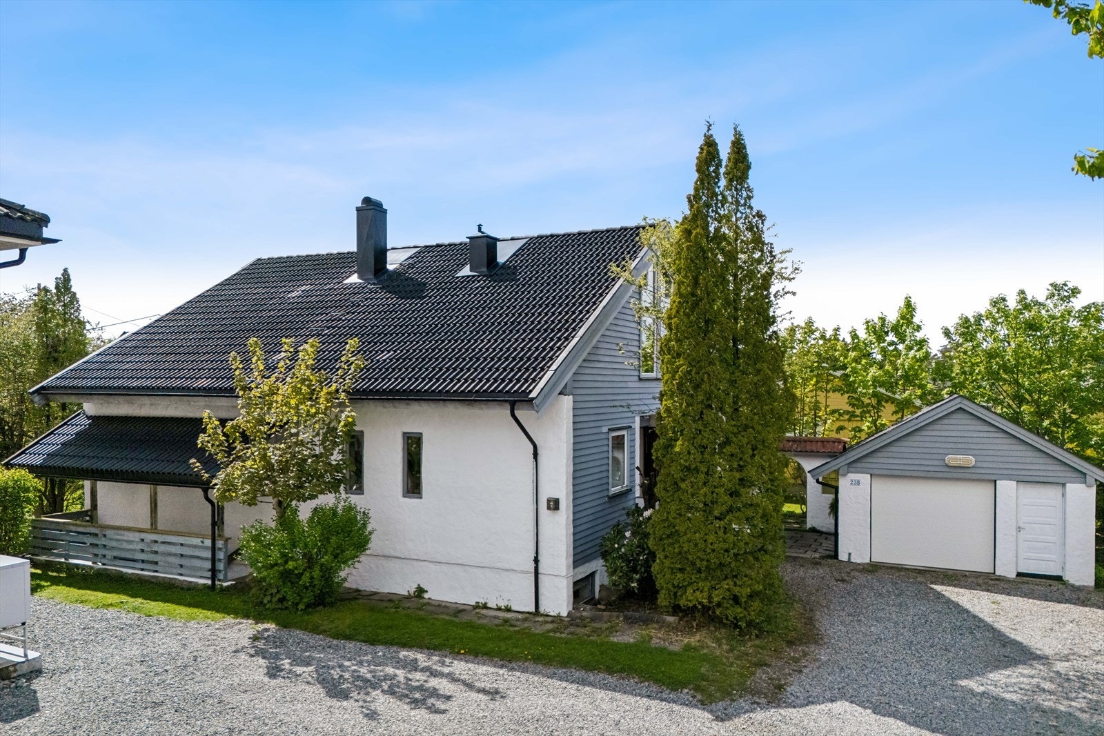 Boligen har et oppgraderingsbehov, men representerer en spennende mulighet til å skape et moderne og personlig hjem etter egne ønsker. Kjelleren har egen inngang som sees til venstre på bildet. Galleribilde