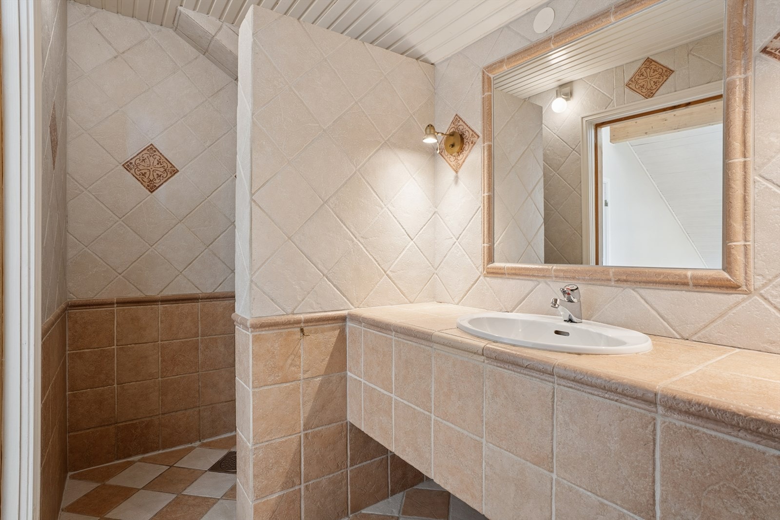 Badet i 2. etasje er flislagt og har varmekabler i gulv. Galleribilde