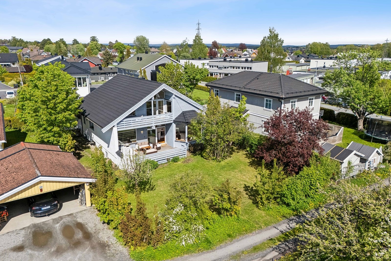 Dette er en romslig og innholdsrik bolig over tre plan med gode planløsninger, flere oppholdsrom og fleksible bruksmuligheter - perfekt for både familie og deg som ønsker ekstra plass. Galleribilde