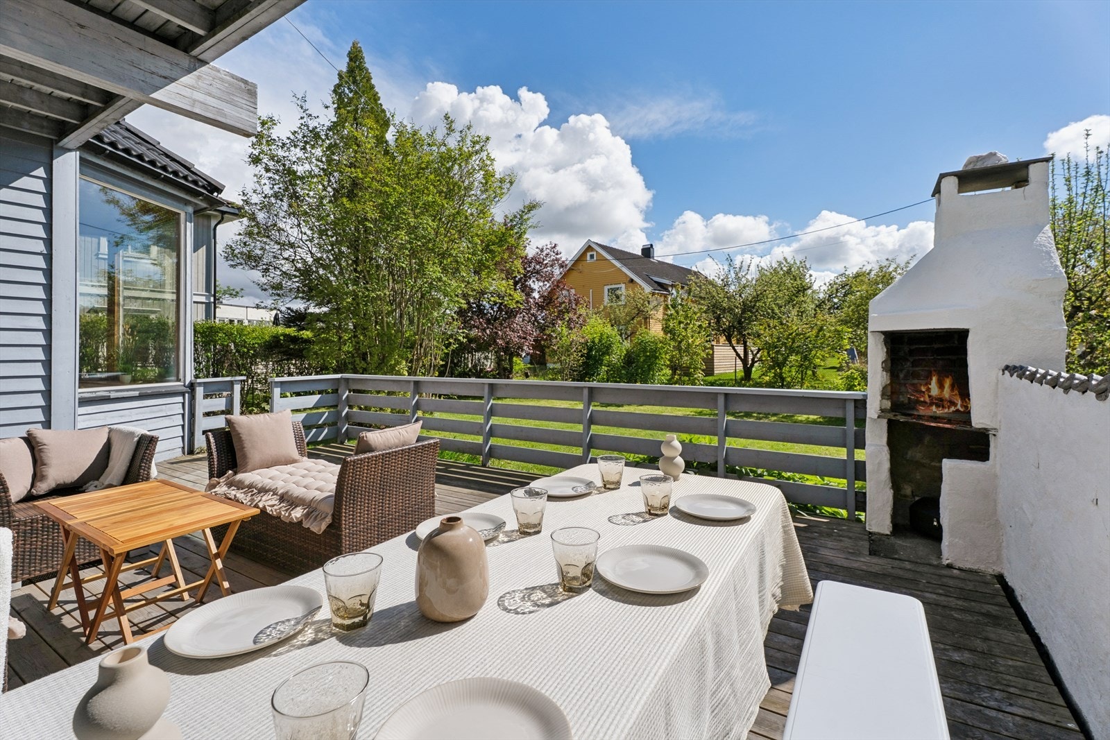 Terrassen byr på flotte muligheter for sosiale sammenkomster og hyggelige kvelder med venner og familie. Som en ekstra bonus finner du også en utepeis, perfekt for lange, lune sommerkvelder. Galleribilde