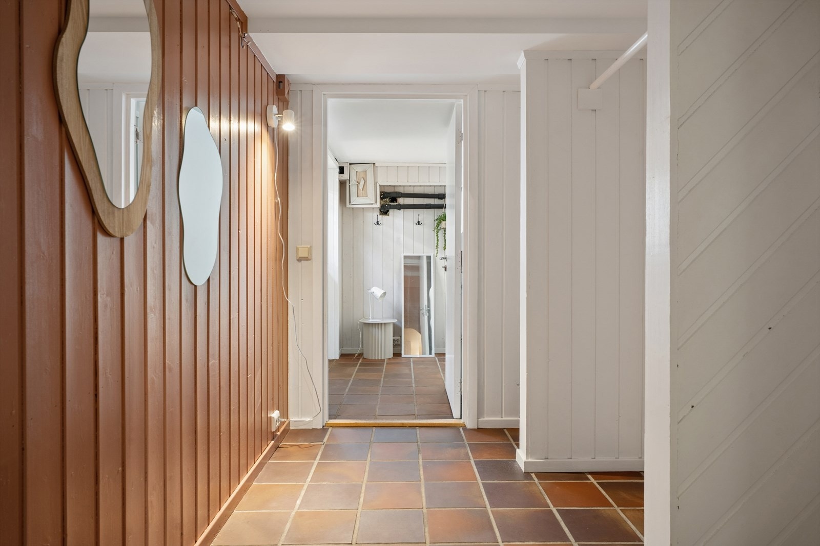 Gang i kjeller med egen inngang. Galleribilde