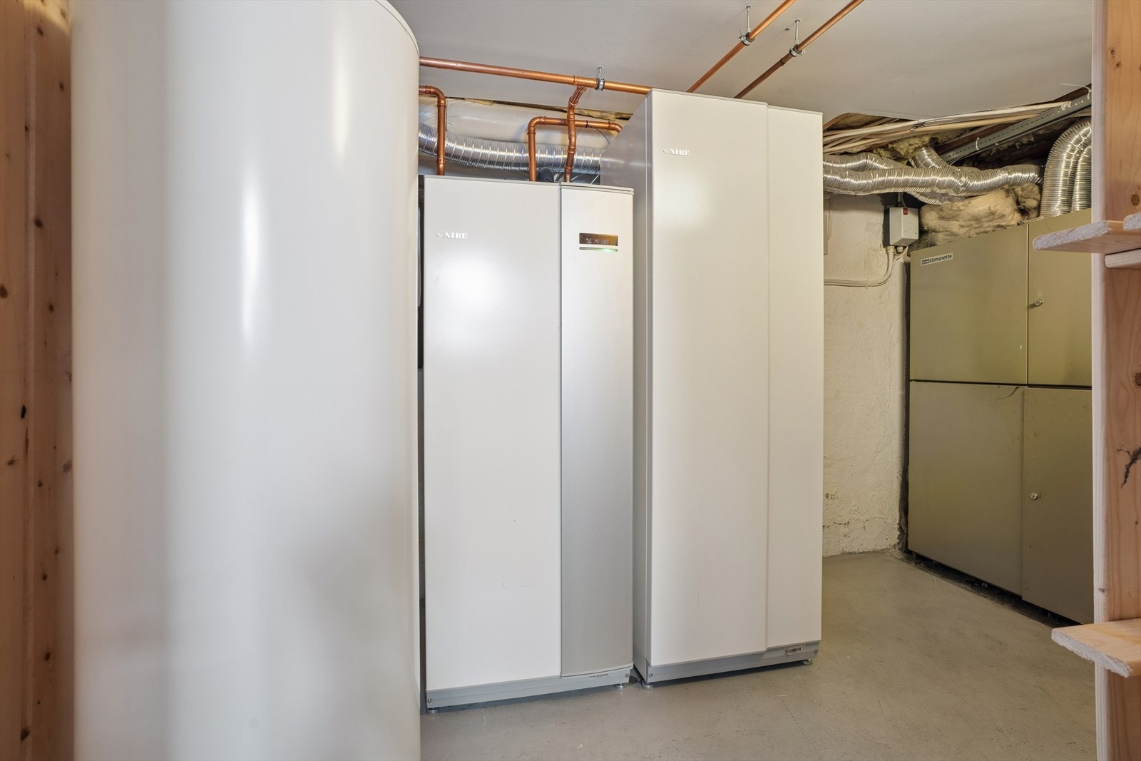Omlufts anlegg med oppvarming via grunnvarme/bergvarmepumpe. Dette gir rimelig og lun varme hele året. Det er installert grunnvarme varmepumpe fra Nibe via energibrønn. Galleribilde