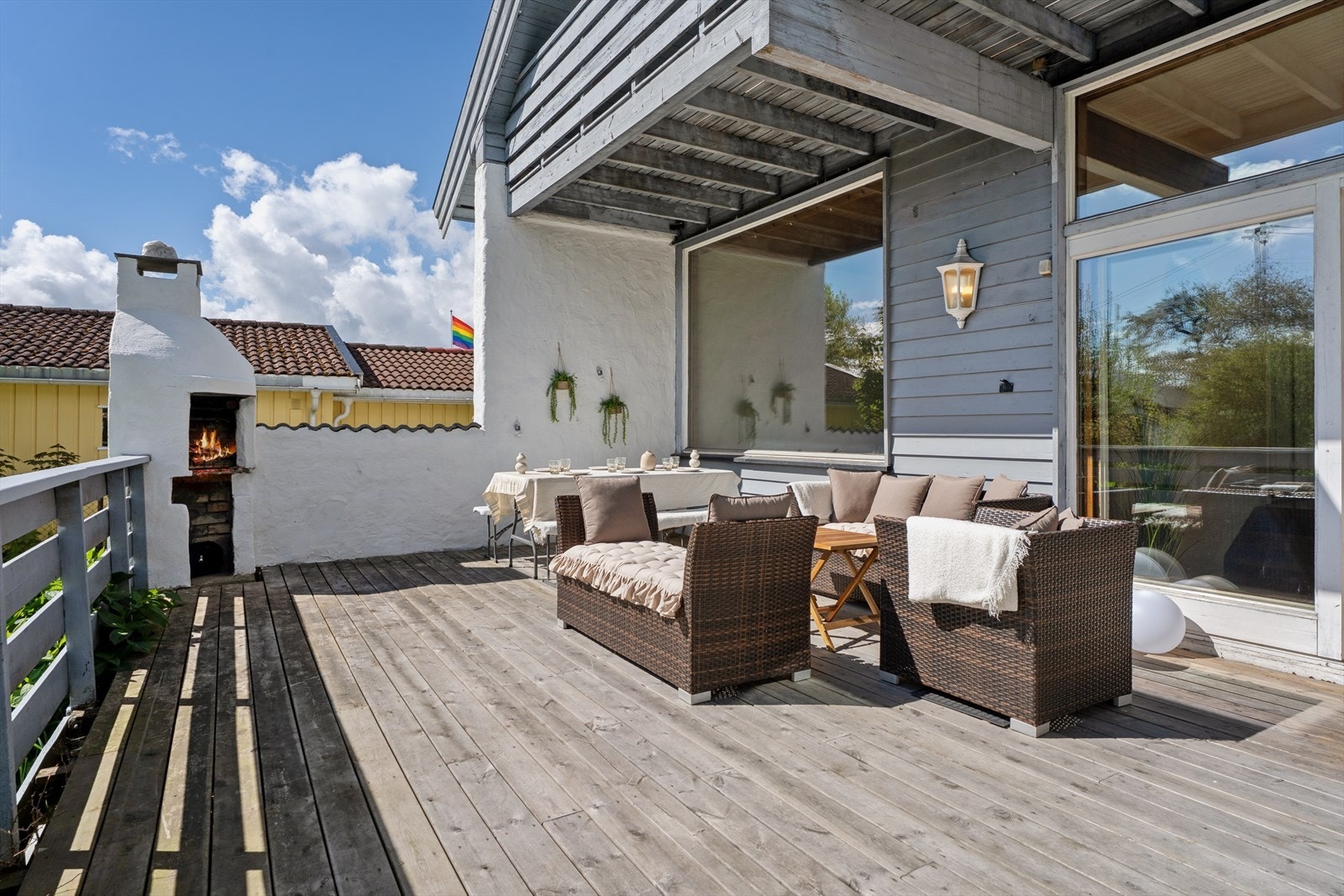 Fra stuen er det direkte utgang til en romslig terrasse på hele 28 kvm - en naturlig forlengelse av oppholdsrommet i sommerhalvåret. Galleribilde