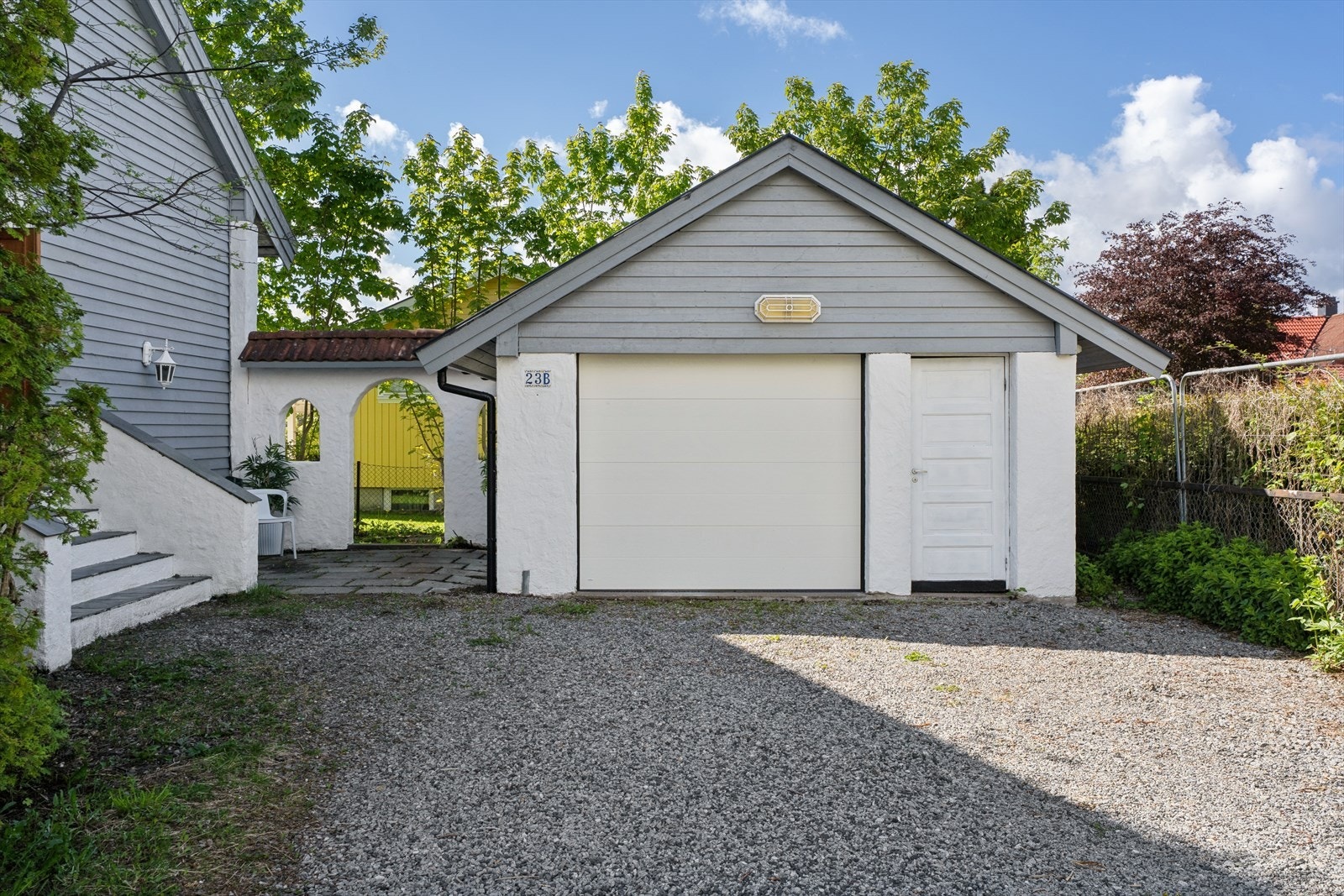 Det er god plass til parkering på egen gårdsplass, eller i garasje. Galleribilde
