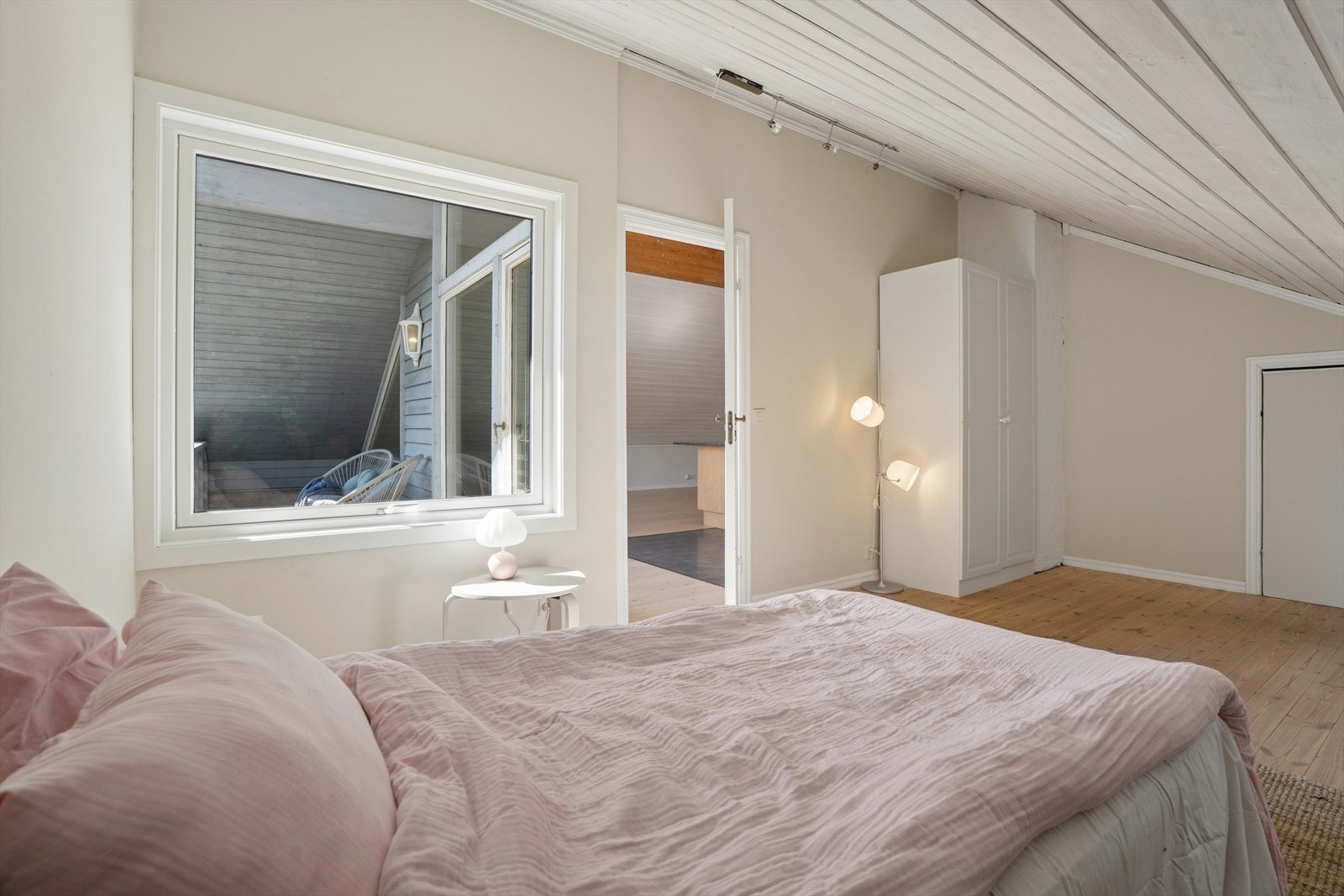 Etasjen rommer to romslige soverom. Begge har god størrelse og fleksible møbleringsmuligheter, med plass til dobbeltseng, garderobe og øvrig møblement. Galleribilde