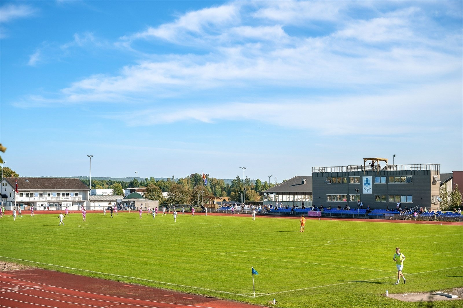 For den aktive tilbyr nærområdet gode rekreasjonsmuligheter. Ski Idrettspark har et bredt aktivitetstilbud med blant annet fotballbaner, friidrettsanlegg, tennisbaner, ishall og klatrefasiliteter. Galleribilde