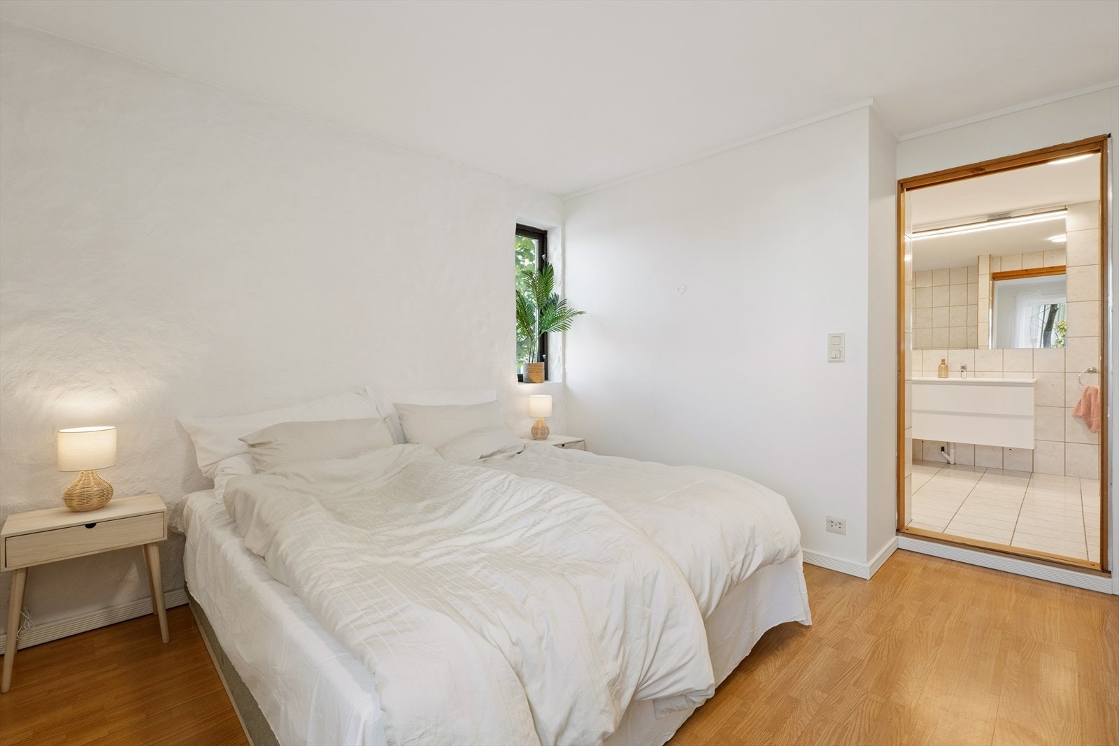 Hovedsoverommet ("master bedroom") er praktisk plassert i 1. etasje. Rommet har god størrelse med plass til dobbeltseng, nattbord og øvrig møblement.
Fra soverommet er det direkte tilgang til bad, noe som gir en komfortabel og privat løsning. Galleribilde