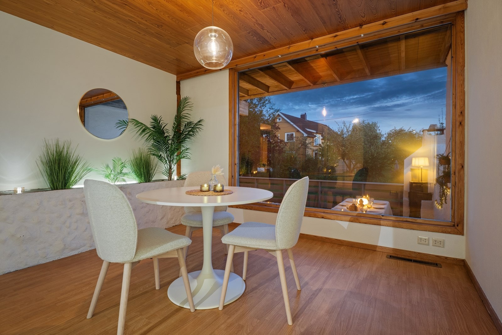 Spisestuen ligger i en naturlig tilknytning til kjøkken og stue, og har god plass til en stor spisegruppe. Galleribilde