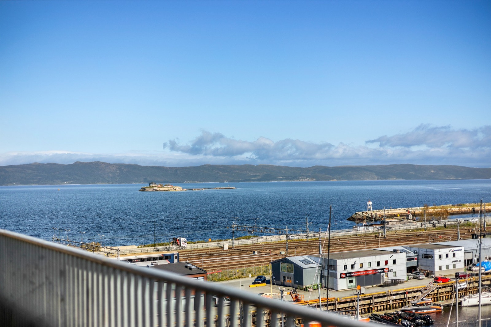 Utsikt over Munkholmen og Fosenalpene. Galleribilde