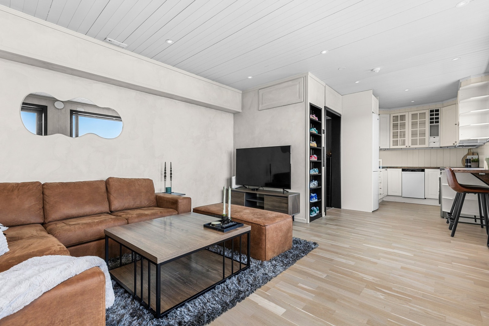 Leiligheten har en åpen løsning mellom stue og kjøkken på ca. 24 m². Galleribilde