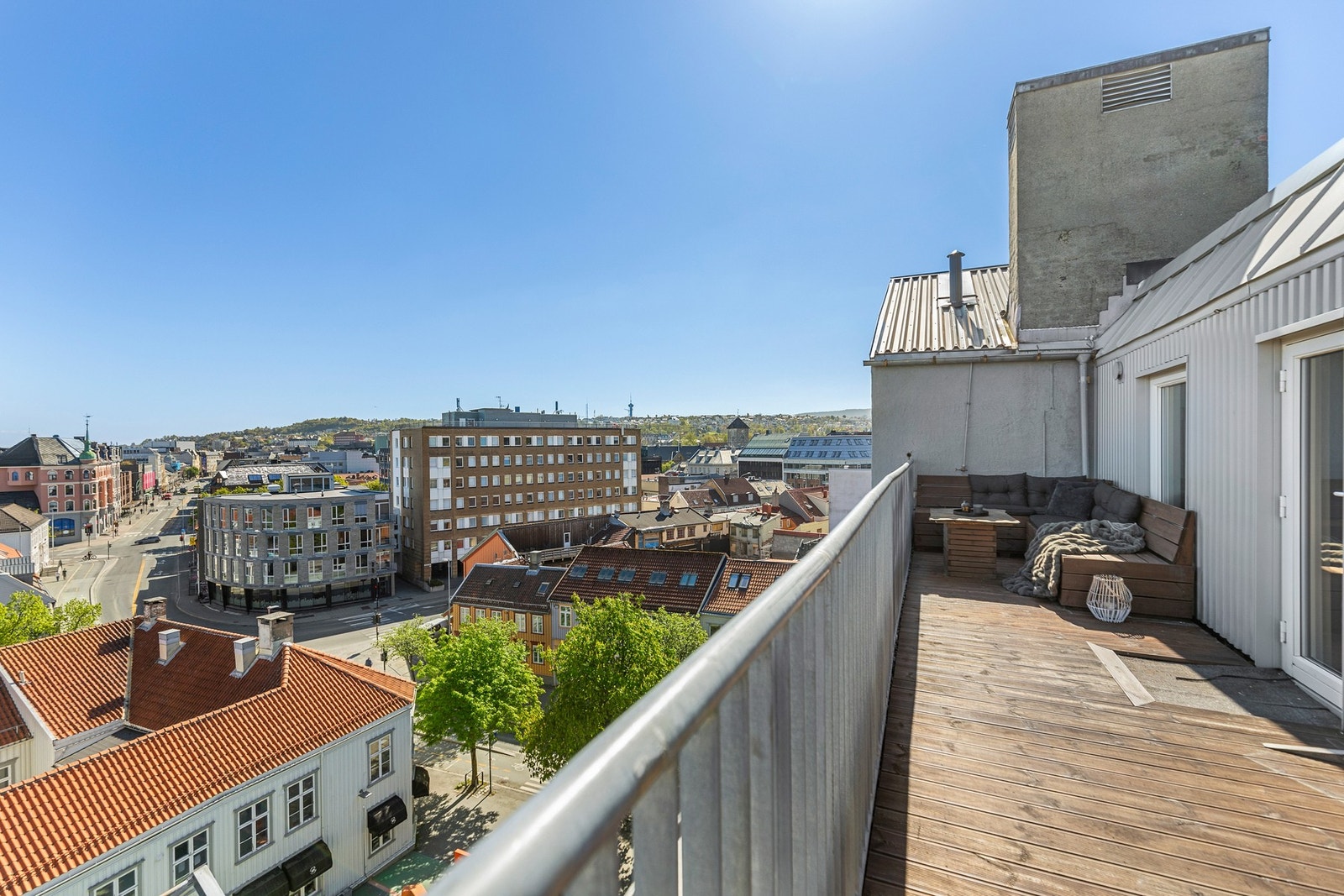 Fra stuen er det adkomst til denne fantastiske terrassen på neste 22 m². Galleribilde