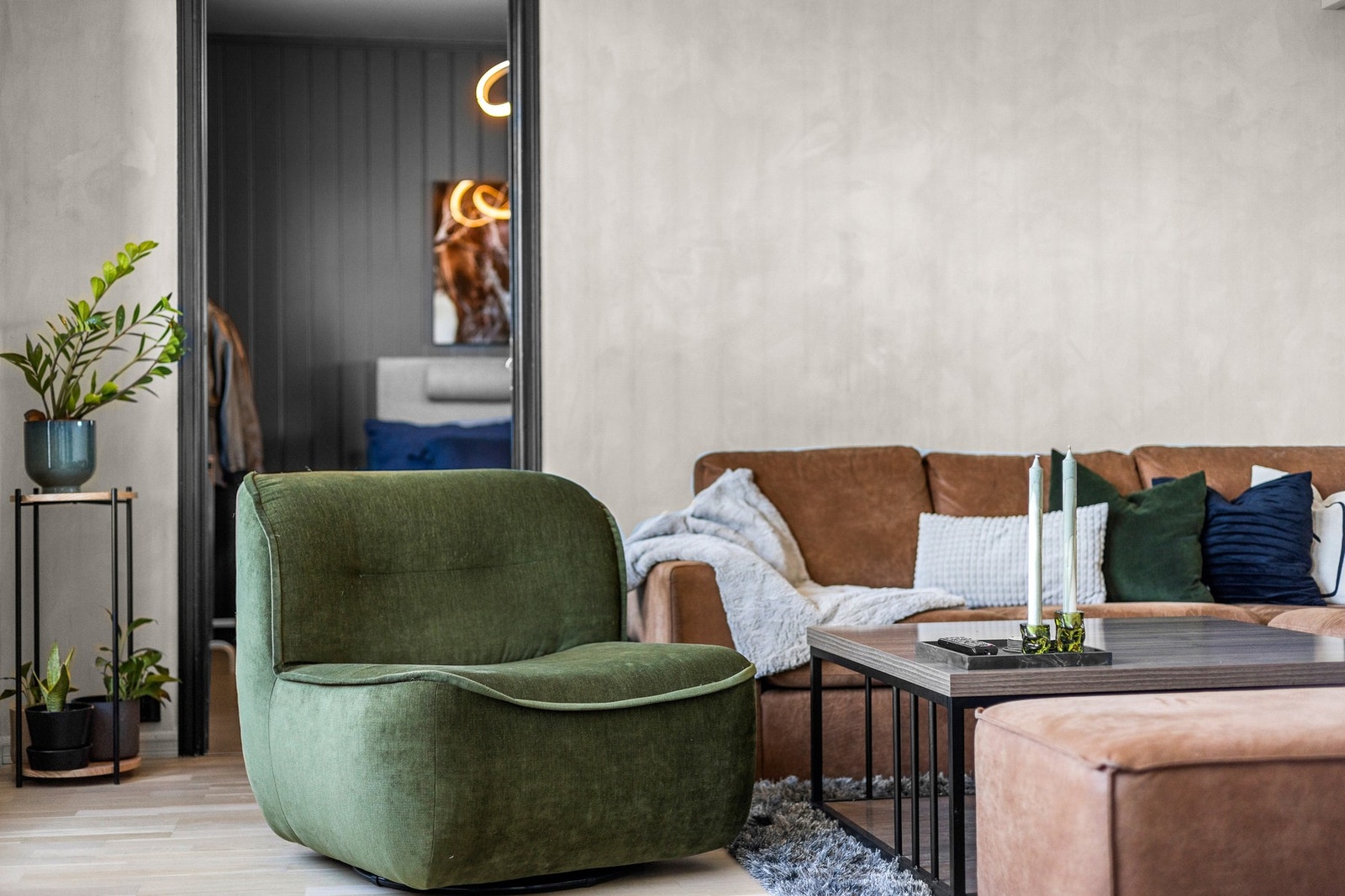 Den åpne planløsningen gir ypperlige møbleringsmuligheter for både sofagruppe og TV-bord. Galleribilde