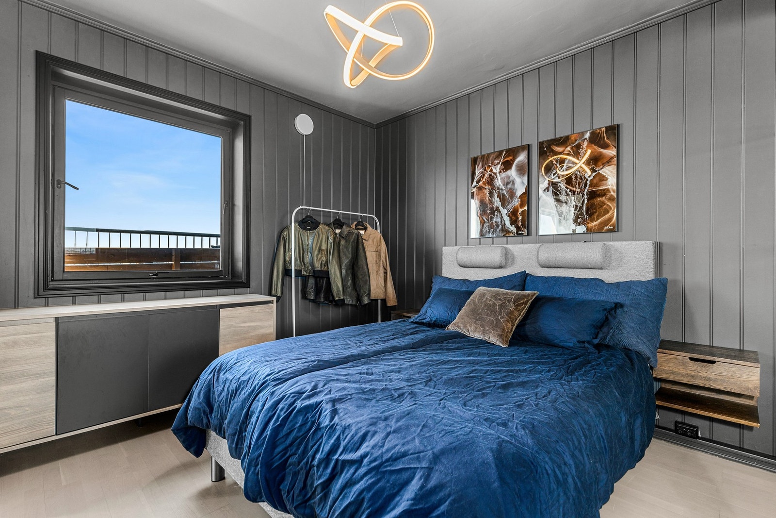 Her er det god plass til både dobbeltseng og skrivepult. Galleribilde