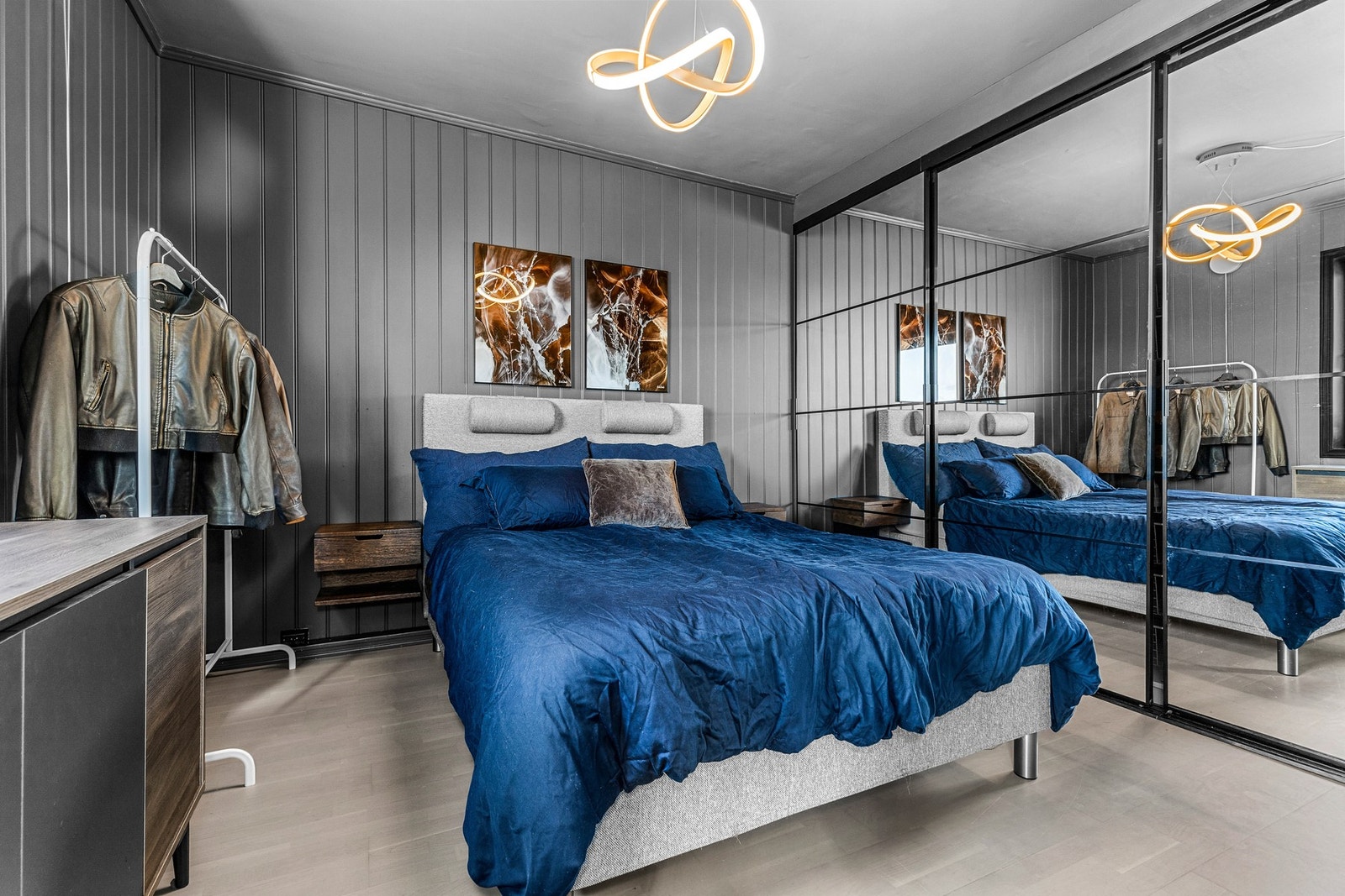 Romslig soverom på nesten 12 m². Rommet er utstyrt med en praktisk skyvedørsgarderobe. Galleribilde